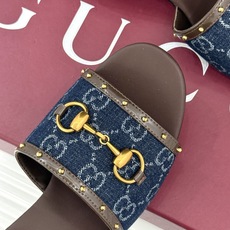 Gucci/古驰26WF新品马衔扣 饰铆钉老花一字带粗跟拖鞋 典藏GG老花铺陈鞋面 铆钉点缀一字带 马衔扣镌刻复古底蕴 Gucci/古驰26WF新品马衔扣 饰铆钉老花一字带粗跟拖鞋 典藏GG老花铺陈鞋面 铆钉点缀一字带 马衔扣镌刻复古底蕴
