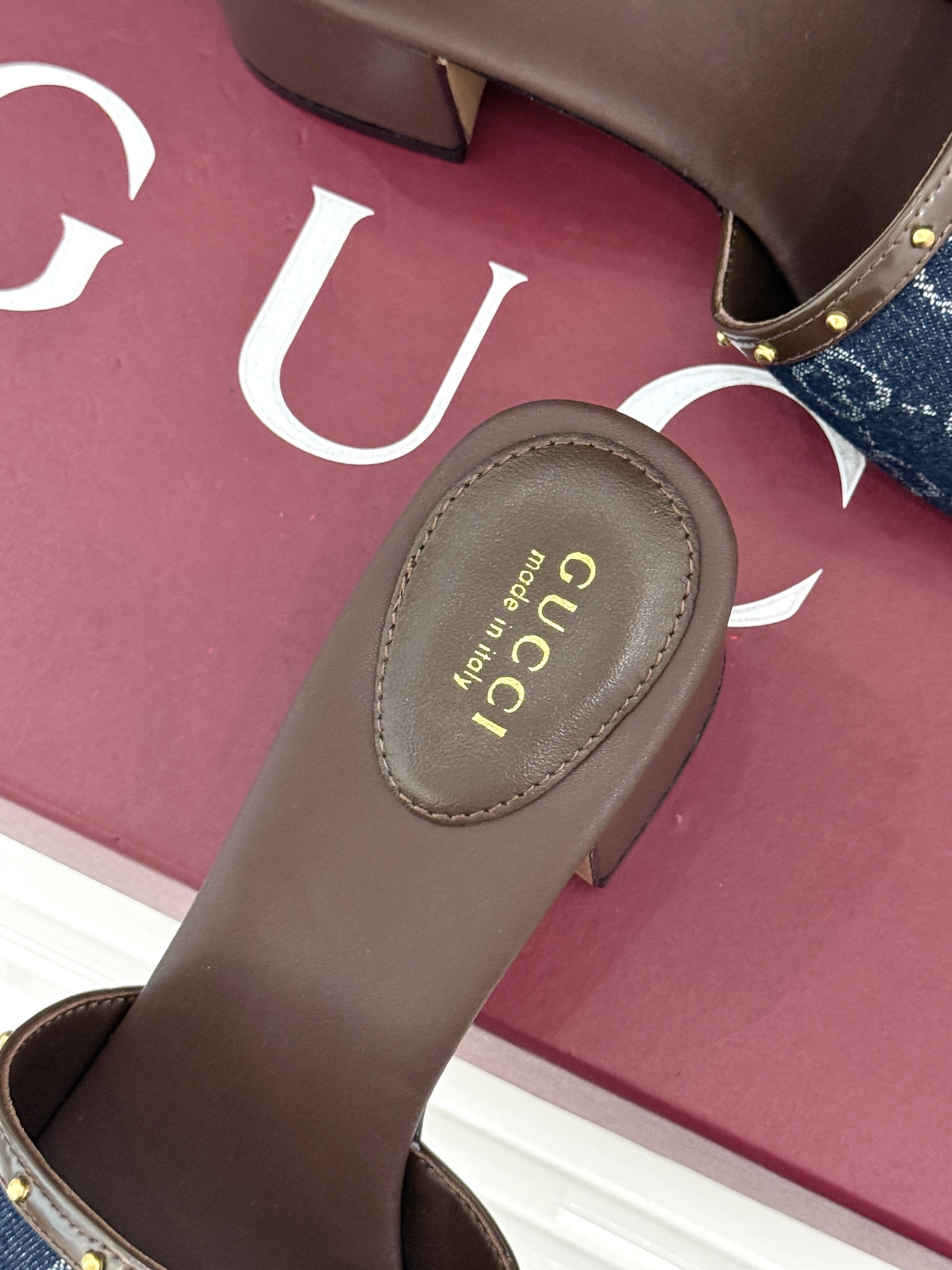 Gucci/古驰26WF新品马衔扣 饰铆钉老花一字带粗跟拖鞋 典藏GG老花铺陈鞋面 铆钉点缀一字带 马衔扣镌刻复古底蕴 Gucci/古驰26WF新品马衔扣 饰铆钉老花一字带粗跟拖鞋 典藏GG老花铺陈鞋面 铆钉点缀一字带 马衔扣镌刻复古底蕴