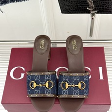 Gucci/古驰26WF新品马衔扣 饰铆钉老花一字带粗跟拖鞋 典藏GG老花铺陈鞋面 铆钉点缀一字带 马衔扣镌刻复古底蕴 Gucci/古驰26WF新品马衔扣 饰铆钉老花一字带粗跟拖鞋 典藏GG老花铺陈鞋面 铆钉点缀一字带 马衔扣镌刻复古底蕴