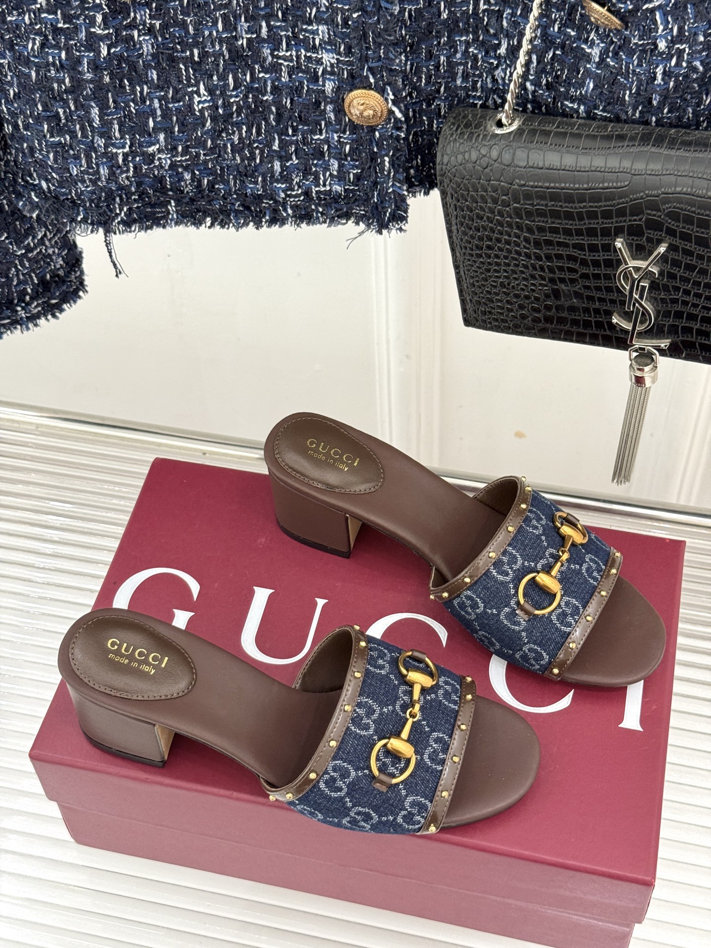 Gucci/古驰26WF新品马衔扣 饰铆钉老花一字带粗跟拖鞋 典藏GG老花铺陈鞋面 铆钉点缀一字带 马衔扣镌刻复古底蕴 Gucci/古驰26WF新品马衔扣 饰铆钉老花一字带粗跟拖鞋 典藏GG老花铺陈鞋面 铆钉点缀一字带 马衔扣镌刻复古底蕴