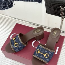 Gucci/古驰26WF新品马衔扣 饰铆钉老花一字带粗跟拖鞋 典藏GG老花铺陈鞋面 铆钉点缀一字带 马衔扣镌刻复古底蕴 Gucci/古驰26WF新品马衔扣 饰铆钉老花一字带粗跟拖鞋 典藏GG老花铺陈鞋面 铆钉点缀一字带 马衔扣镌刻复古底蕴
