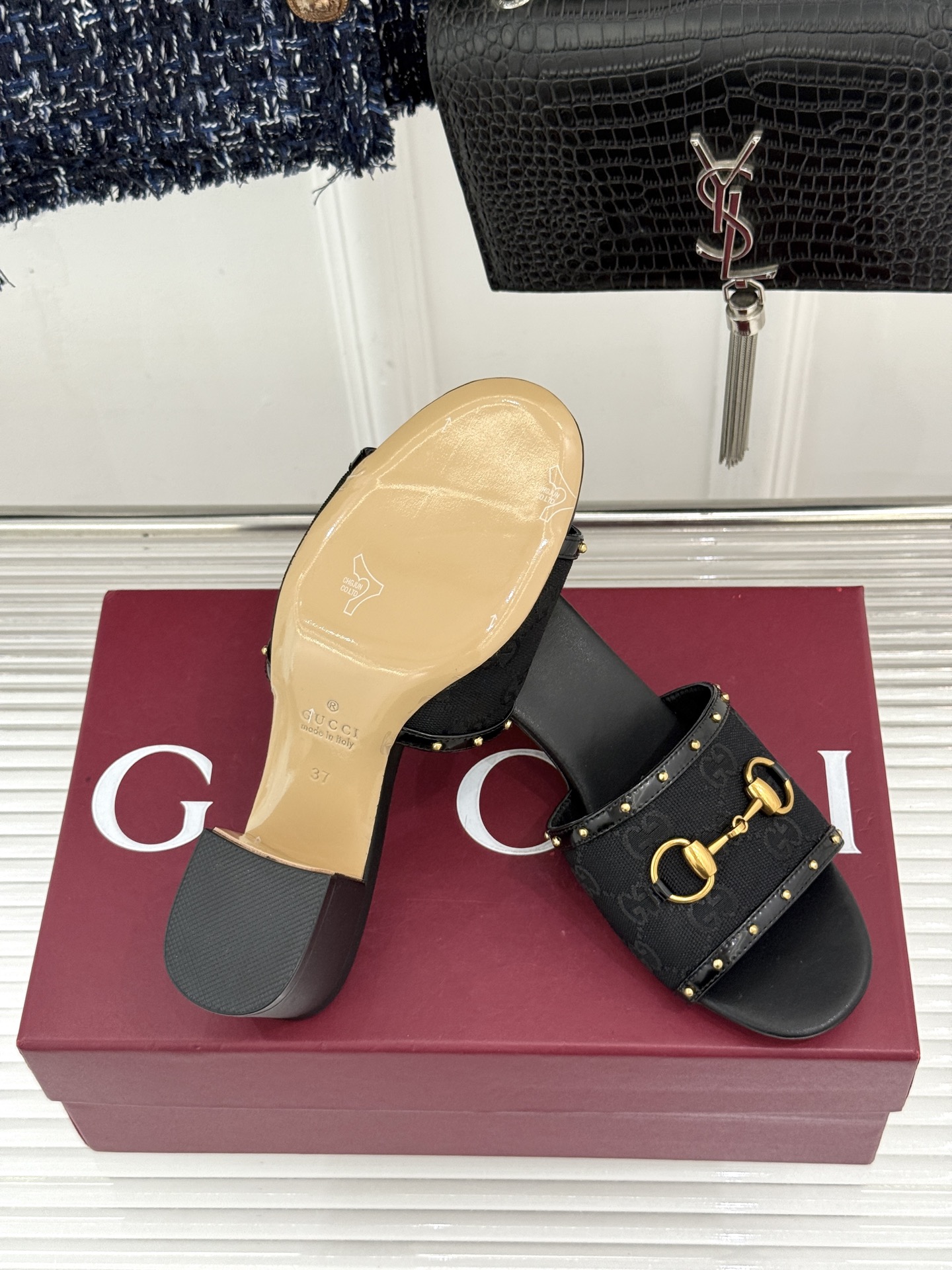 Gucci/古驰26WF新品马衔扣 饰铆钉老花一字带粗跟拖鞋 典藏GG老花铺陈鞋面 铆钉点缀一字带 马衔扣镌刻复古底蕴 