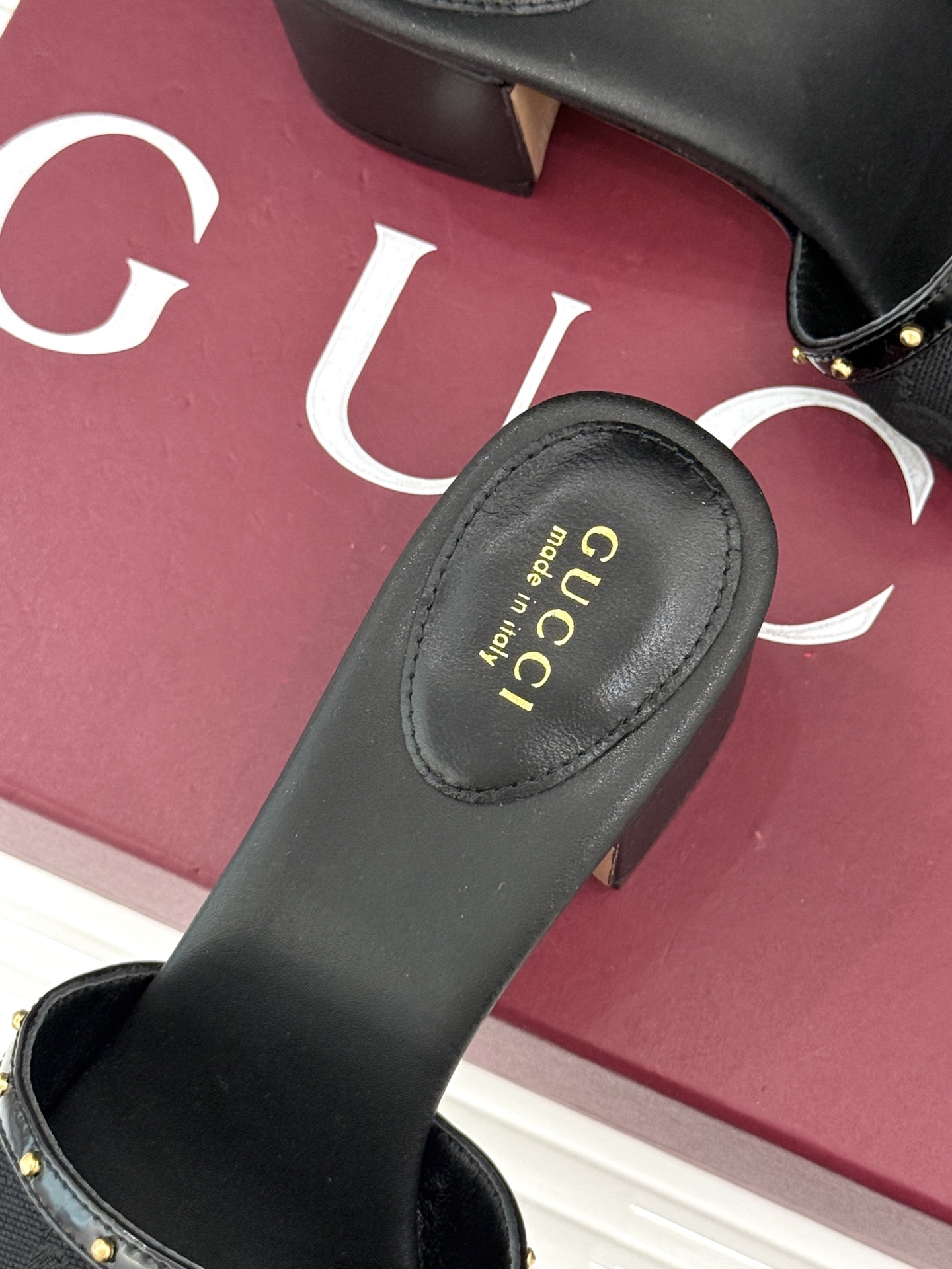 Gucci/古驰26WF新品马衔扣 饰铆钉老花一字带粗跟拖鞋 典藏GG老花铺陈鞋面 铆钉点缀一字带 马衔扣镌刻复古底蕴 