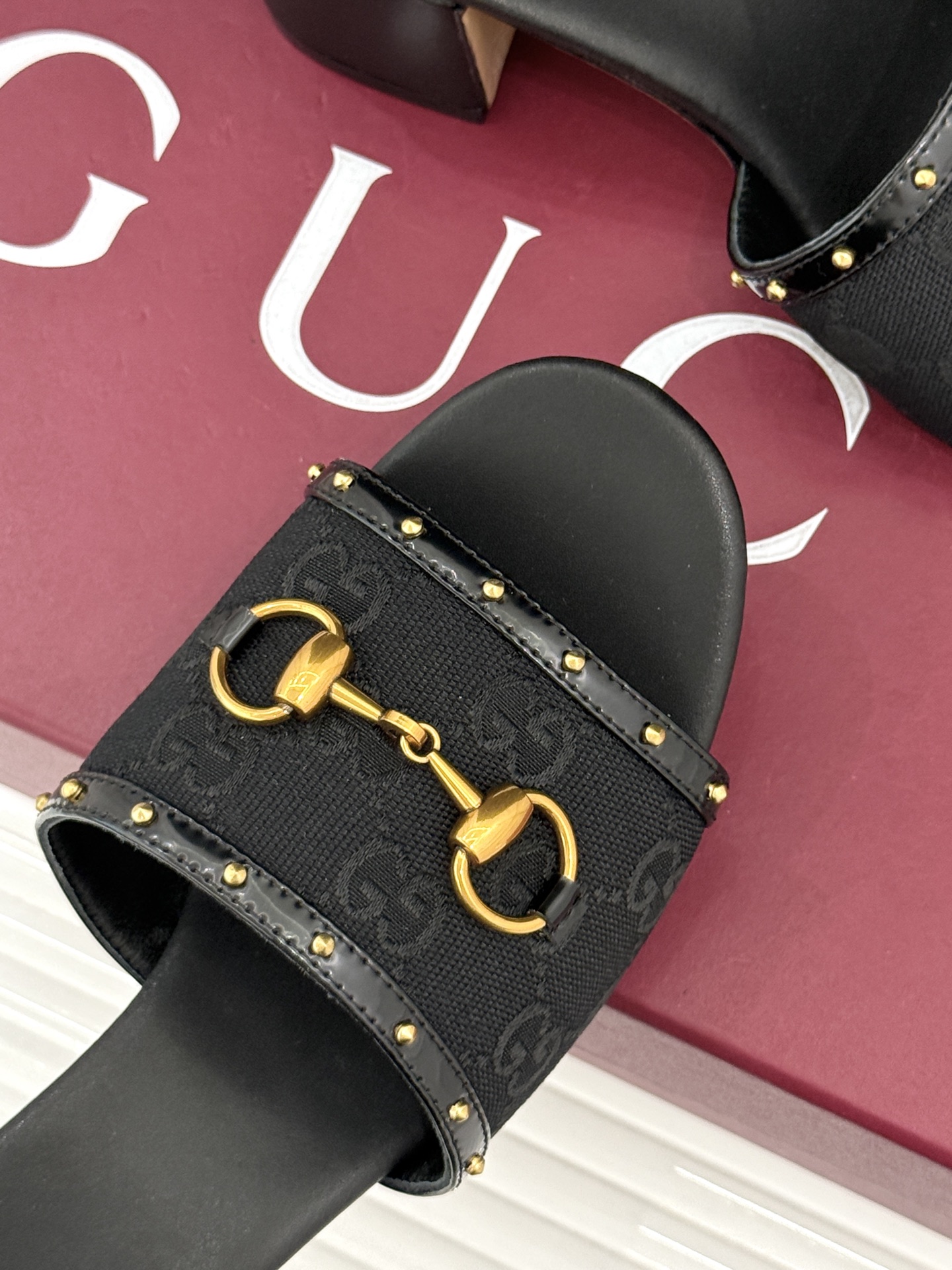 Gucci/古驰26WF新品马衔扣 饰铆钉老花一字带粗跟拖鞋 典藏GG老花铺陈鞋面 铆钉点缀一字带 马衔扣镌刻复古底蕴 