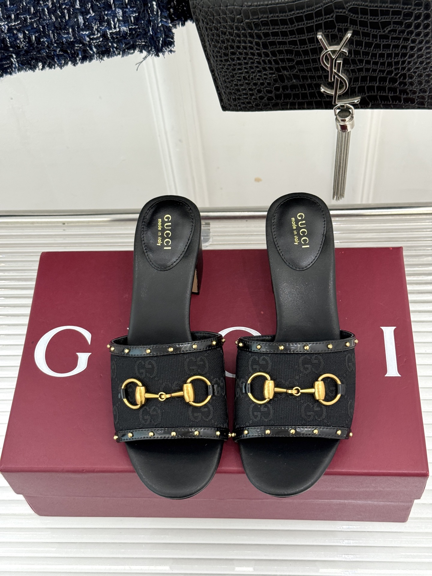 Gucci/古驰26WF新品马衔扣 饰铆钉老花一字带粗跟拖鞋 典藏GG老花铺陈鞋面 铆钉点缀一字带 马衔扣镌刻复古底蕴 