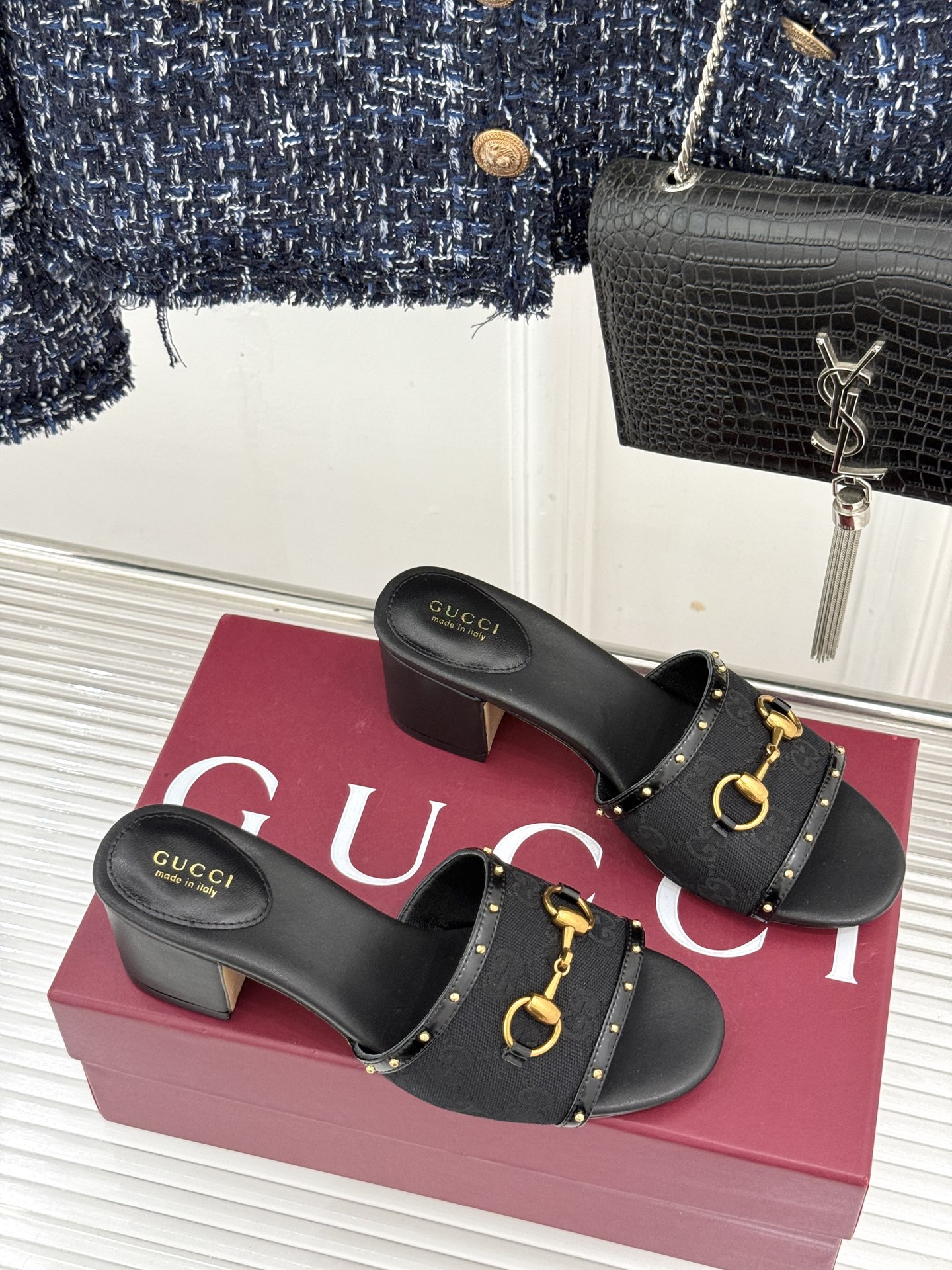 Gucci/古驰26WF新品马衔扣 饰铆钉老花一字带粗跟拖鞋 典藏GG老花铺陈鞋面 铆钉点缀一字带 马衔扣镌刻复古底蕴 