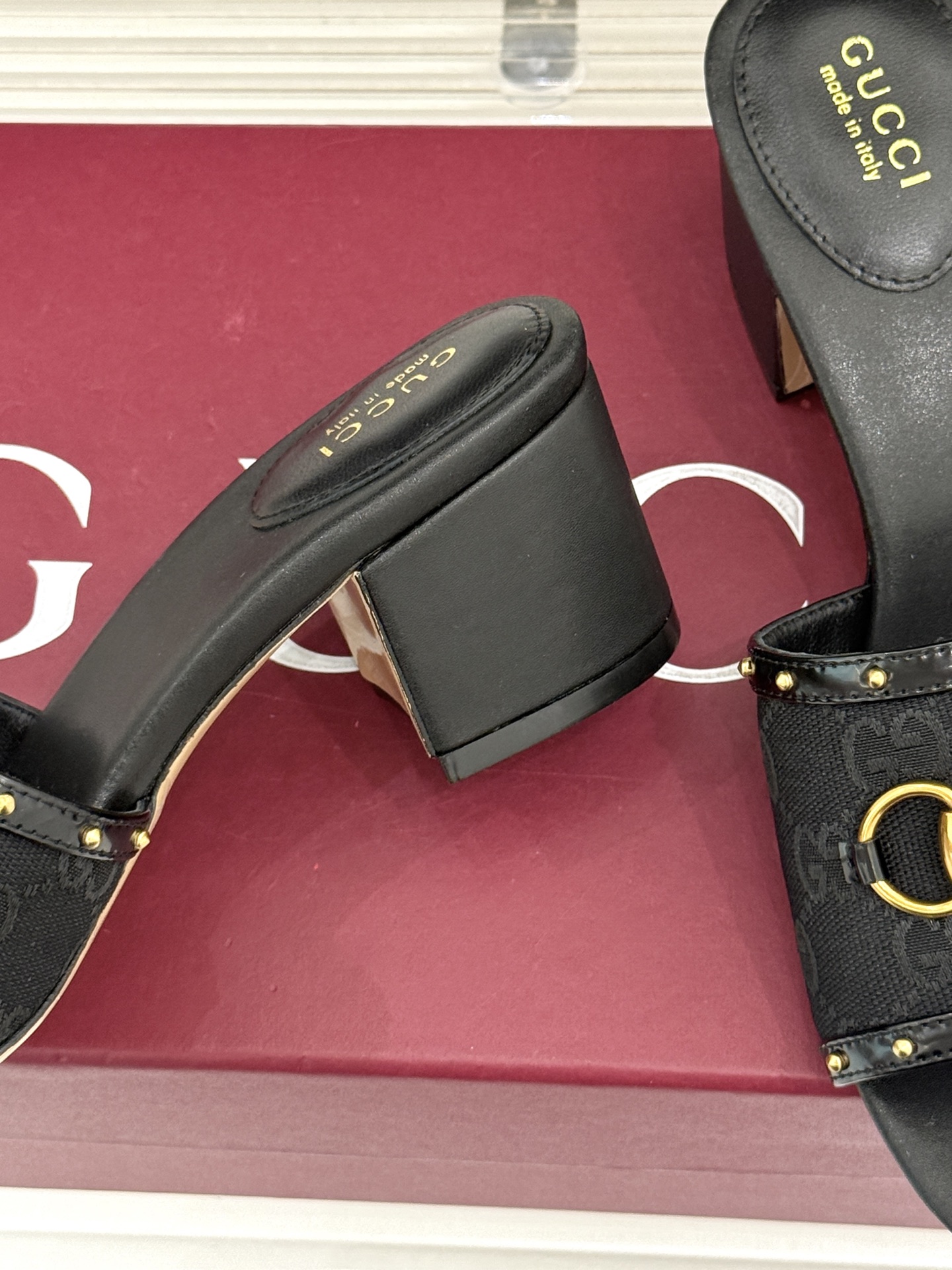 Gucci/古驰26WF新品马衔扣 饰铆钉老花一字带粗跟拖鞋 典藏GG老花铺陈鞋面 铆钉点缀一字带 马衔扣镌刻复古底蕴 