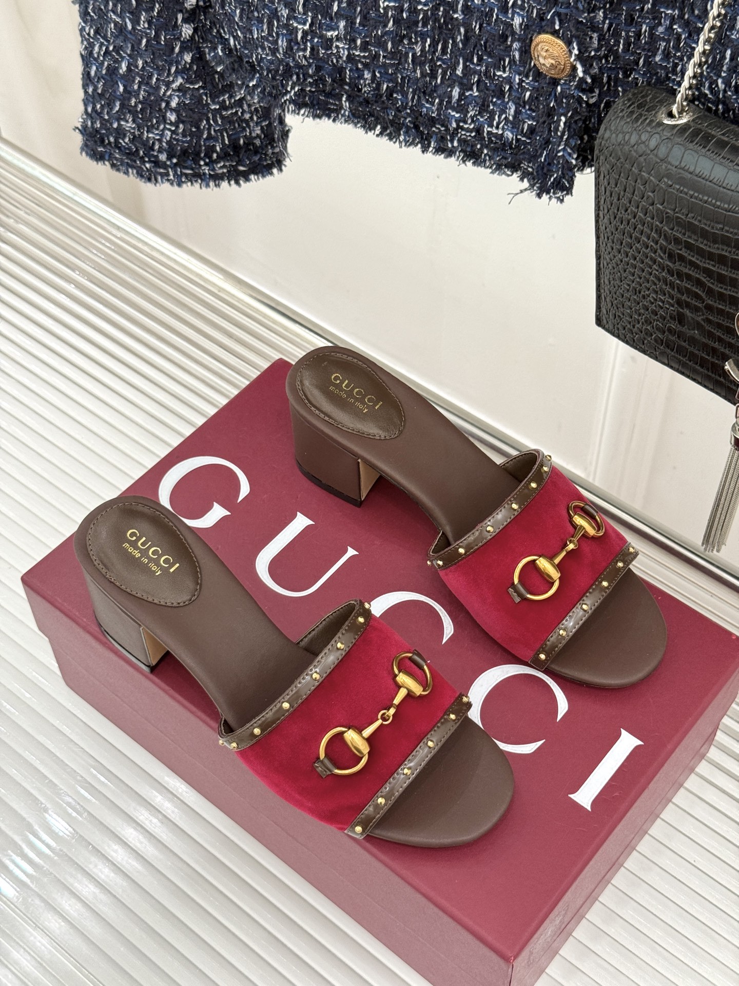 Gucci/古驰26WF新品马衔扣 饰铆钉老花一字带粗跟拖鞋 典藏GG老花铺陈鞋面 铆钉点缀一字带 马衔扣镌刻复古底蕴 