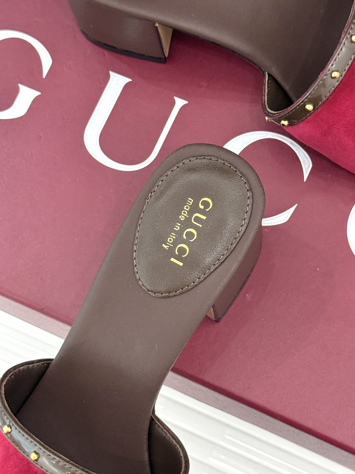 Gucci/古驰26WF新品马衔扣 饰铆钉老花一字带粗跟拖鞋 典藏GG老花铺陈鞋面 铆钉点缀一字带 马衔扣镌刻复古底蕴 