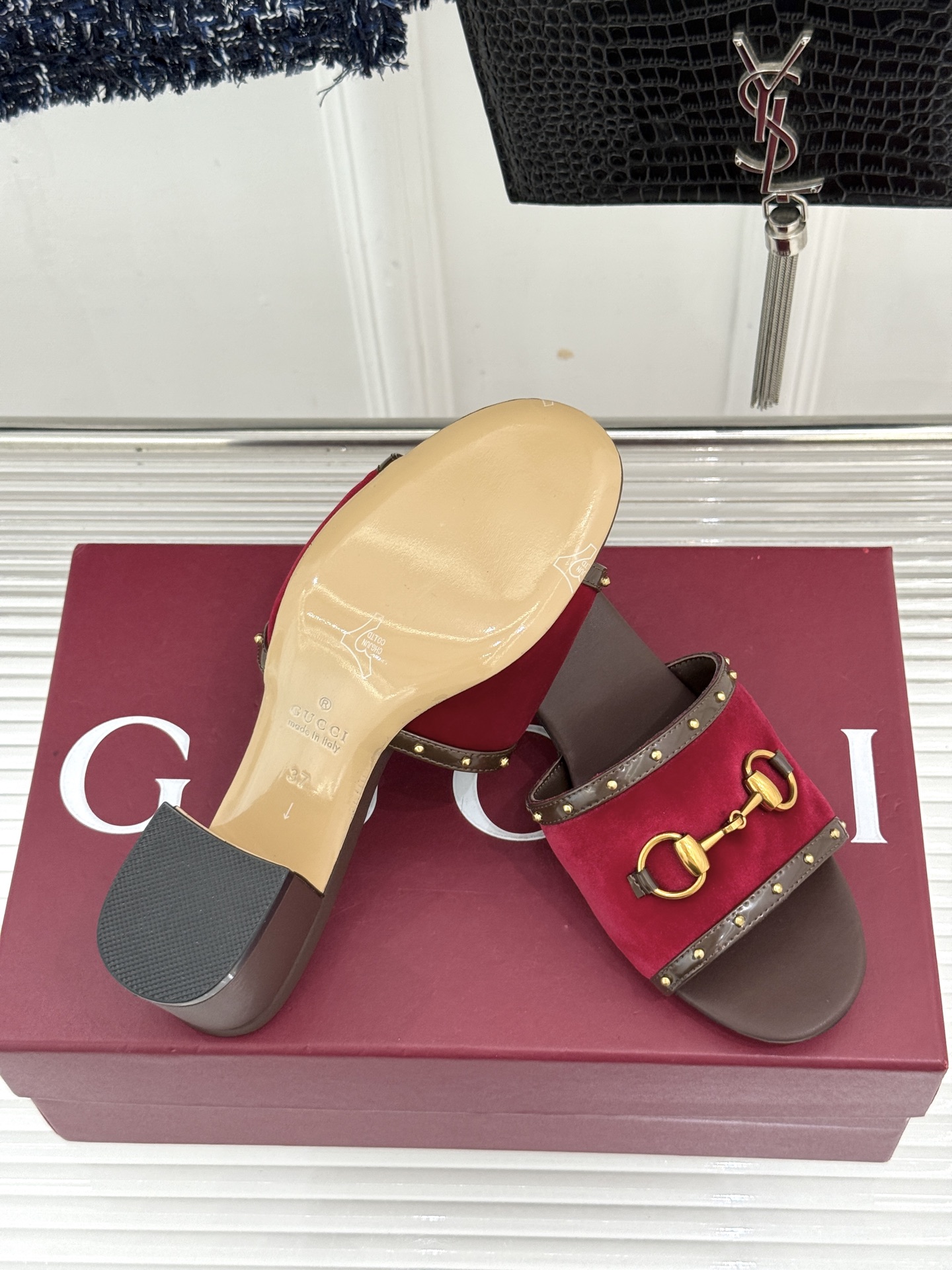 Gucci/古驰26WF新品马衔扣 饰铆钉老花一字带粗跟拖鞋 典藏GG老花铺陈鞋面 铆钉点缀一字带 马衔扣镌刻复古底蕴 