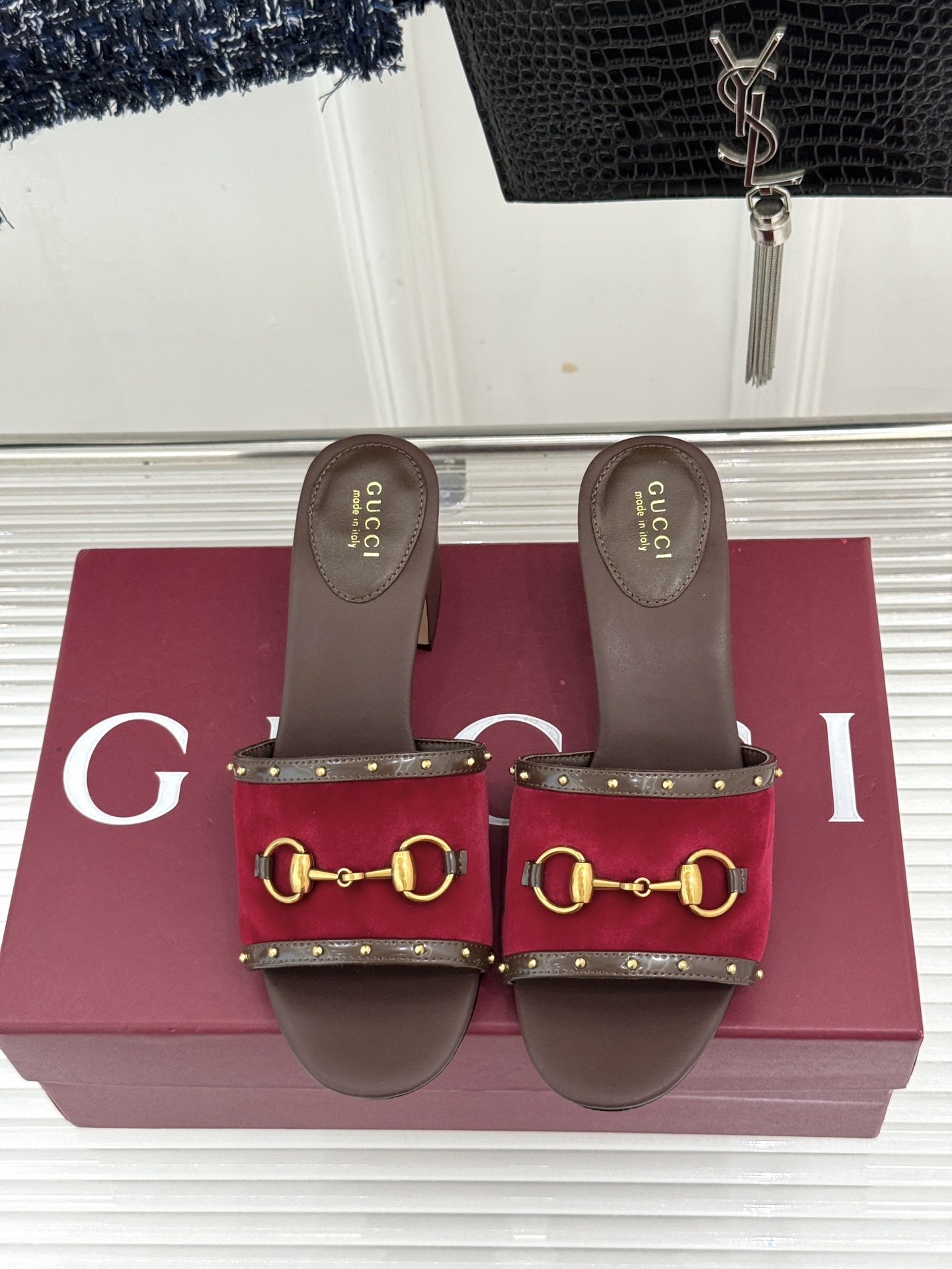 Gucci/古驰26WF新品马衔扣 饰铆钉老花一字带粗跟拖鞋 典藏GG老花铺陈鞋面 铆钉点缀一字带 马衔扣镌刻复古底蕴 