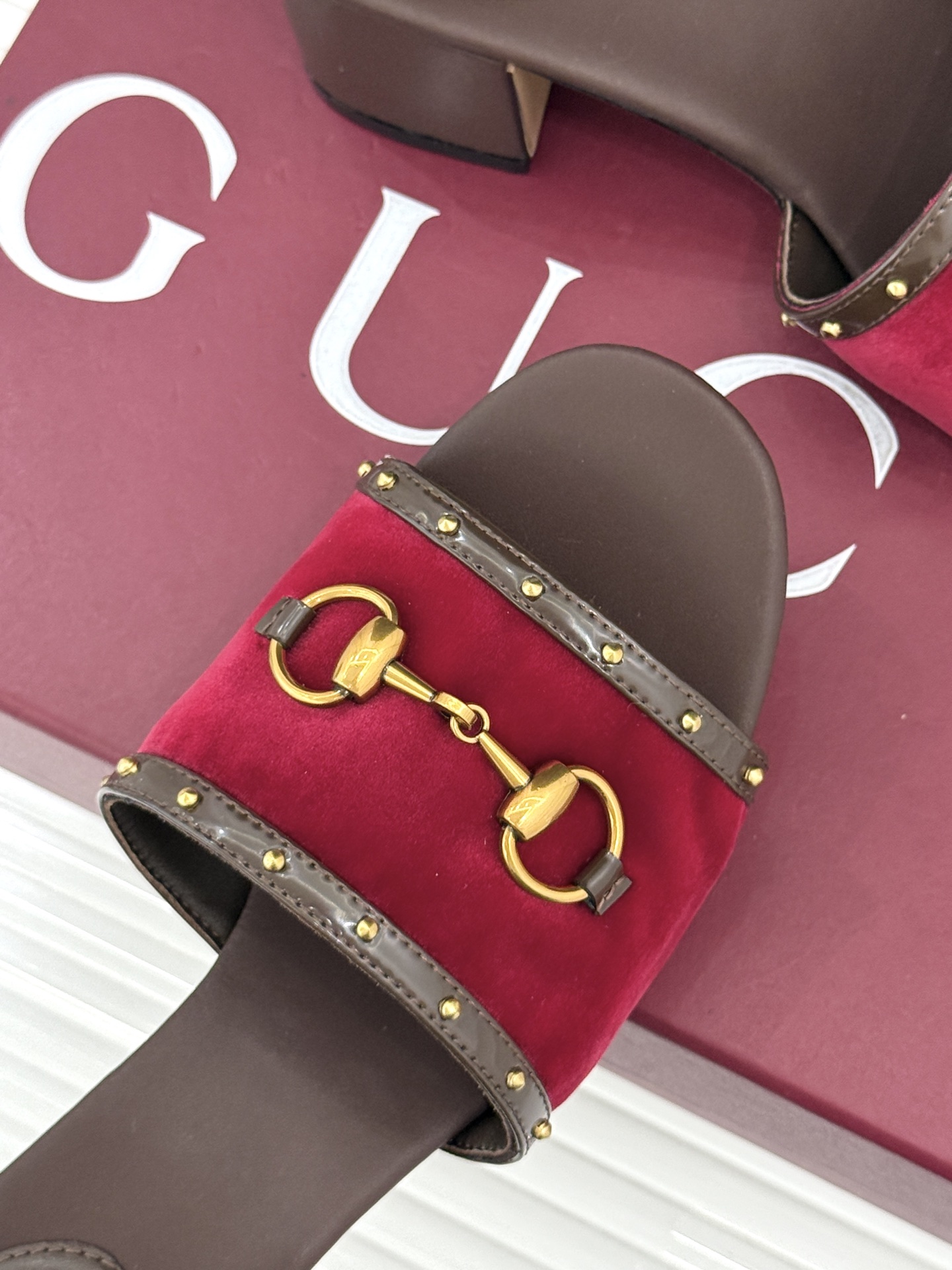 Gucci/古驰26WF新品马衔扣 饰铆钉老花一字带粗跟拖鞋 典藏GG老花铺陈鞋面 铆钉点缀一字带 马衔扣镌刻复古底蕴 