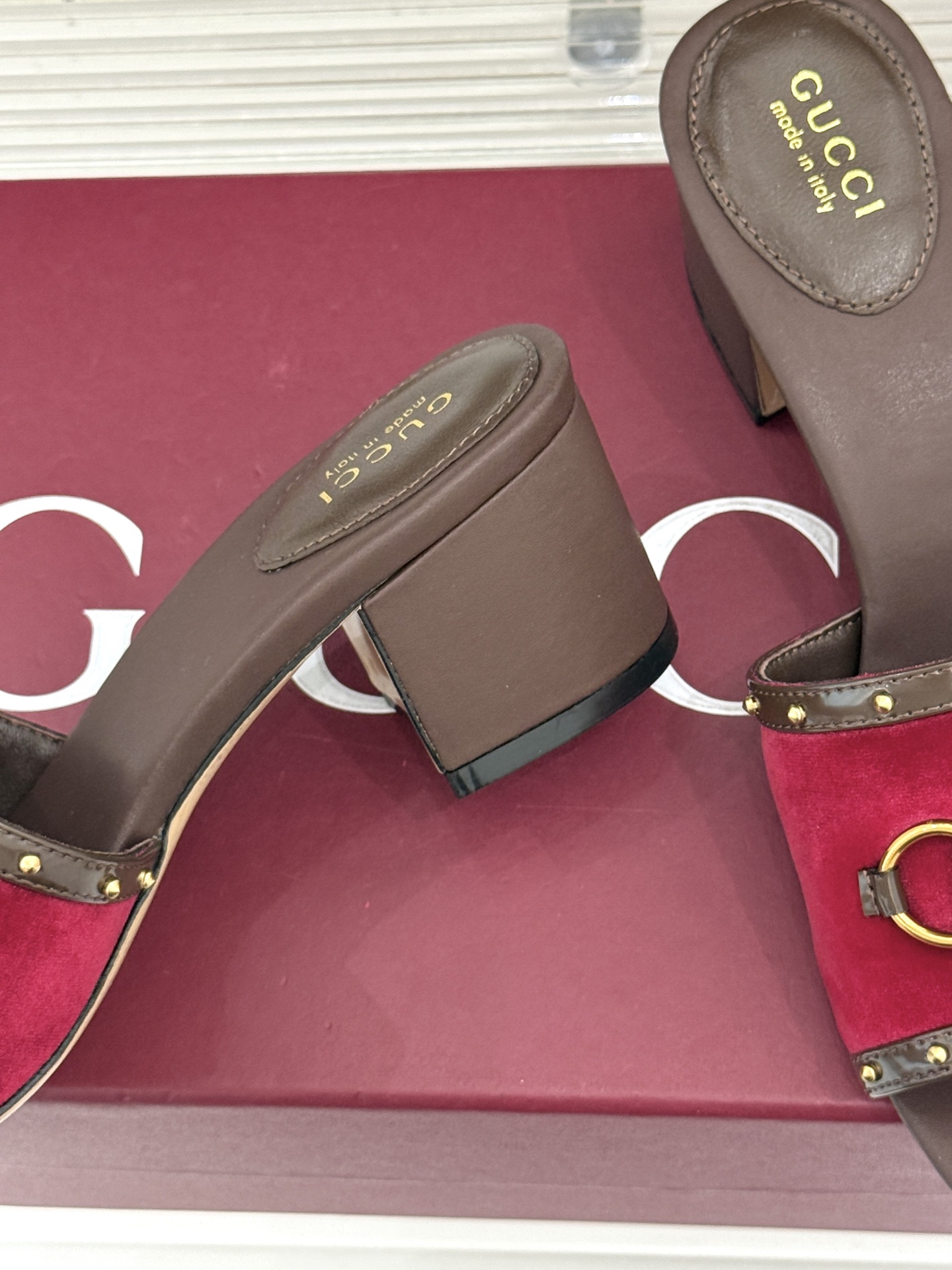 Gucci/古驰26WF新品马衔扣 饰铆钉老花一字带粗跟拖鞋 典藏GG老花铺陈鞋面 铆钉点缀一字带 马衔扣镌刻复古底蕴 