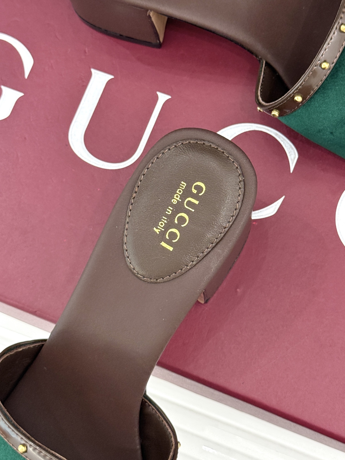 Gucci/古驰26WF新品马衔扣 饰铆钉老花一字带粗跟拖鞋 典藏GG老花铺陈鞋面 铆钉点缀一字带 马衔扣镌刻复古底蕴 