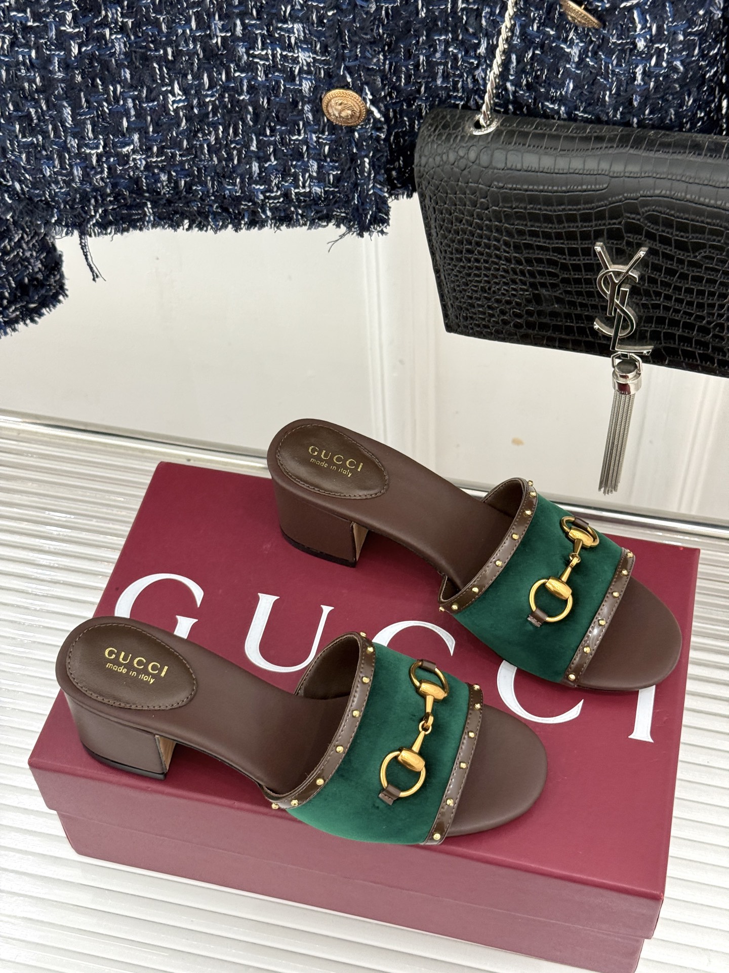 Gucci/古驰26WF新品马衔扣 饰铆钉老花一字带粗跟拖鞋 典藏GG老花铺陈鞋面 铆钉点缀一字带 马衔扣镌刻复古底蕴 