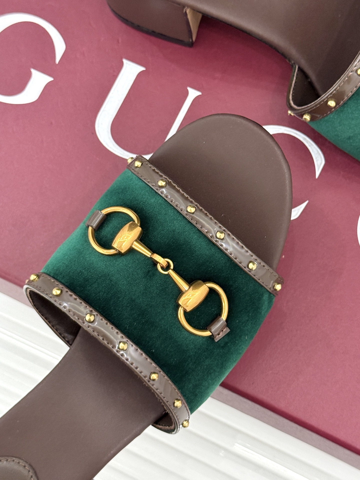 Gucci/古驰26WF新品马衔扣 饰铆钉老花一字带粗跟拖鞋 典藏GG老花铺陈鞋面 铆钉点缀一字带 马衔扣镌刻复古底蕴 