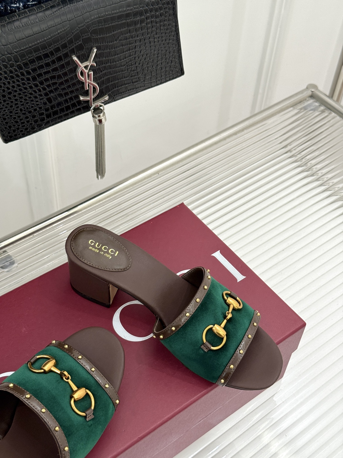 Gucci/古驰26WF新品马衔扣 饰铆钉老花一字带粗跟拖鞋 典藏GG老花铺陈鞋面 铆钉点缀一字带 马衔扣镌刻复古底蕴 