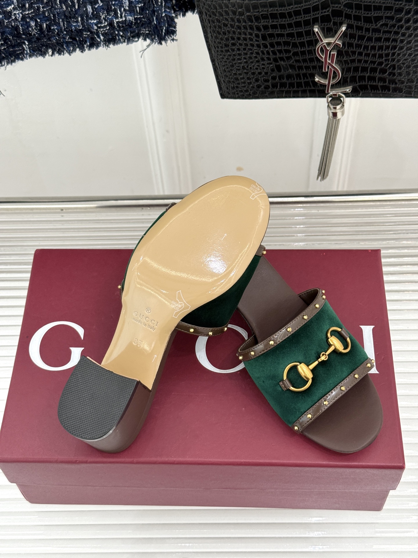 Gucci/古驰26WF新品马衔扣 饰铆钉老花一字带粗跟拖鞋 典藏GG老花铺陈鞋面 铆钉点缀一字带 马衔扣镌刻复古底蕴 