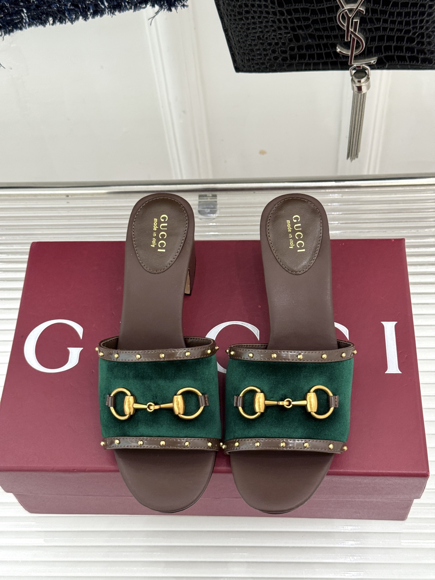 Gucci/古驰26WF新品马衔扣 饰铆钉老花一字带粗跟拖鞋 典藏GG老花铺陈鞋面 铆钉点缀一字带 马衔扣镌刻复古底蕴 