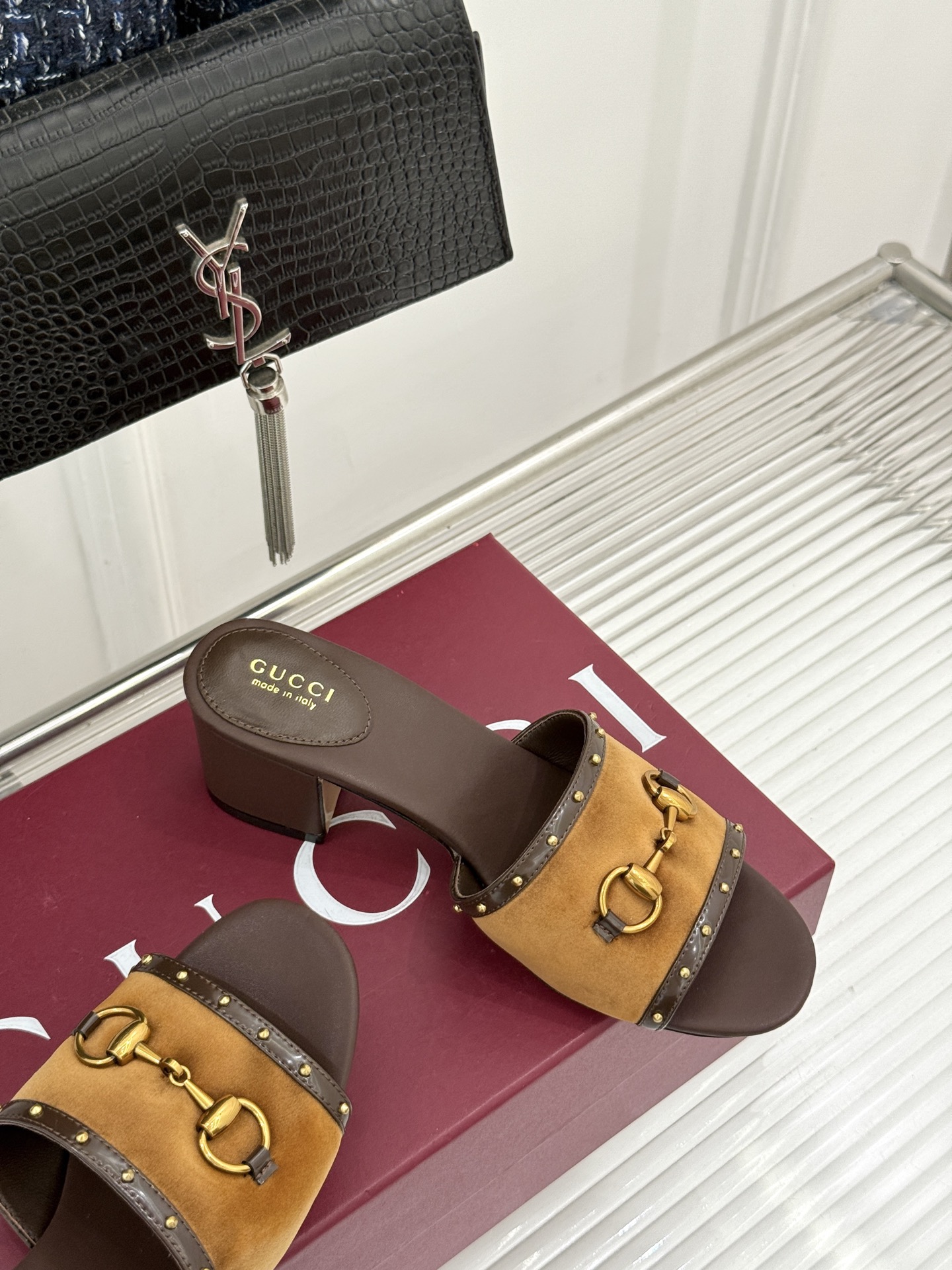 Gucci/古驰26WF新品马衔扣 饰铆钉老花一字带粗跟拖鞋 典藏GG老花铺陈鞋面 铆钉点缀一字带 马衔扣镌刻复古底蕴 Gucci/古驰26WF新品马衔扣 饰铆钉老花一字带粗跟拖鞋 典藏GG老花铺陈鞋面 铆钉点缀一字带 马衔扣镌刻复古底蕴