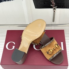 Gucci/古驰26WF新品马衔扣 饰铆钉老花一字带粗跟拖鞋 典藏GG老花铺陈鞋面 铆钉点缀一字带 马衔扣镌刻复古底蕴 Gucci/古驰26WF新品马衔扣 饰铆钉老花一字带粗跟拖鞋 典藏GG老花铺陈鞋面 铆钉点缀一字带 马衔扣镌刻复古底蕴