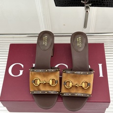Gucci/古驰26WF新品马衔扣 饰铆钉老花一字带粗跟拖鞋 典藏GG老花铺陈鞋面 铆钉点缀一字带 马衔扣镌刻复古底蕴 Gucci/古驰26WF新品马衔扣 饰铆钉老花一字带粗跟拖鞋 典藏GG老花铺陈鞋面 铆钉点缀一字带 马衔扣镌刻复古底蕴