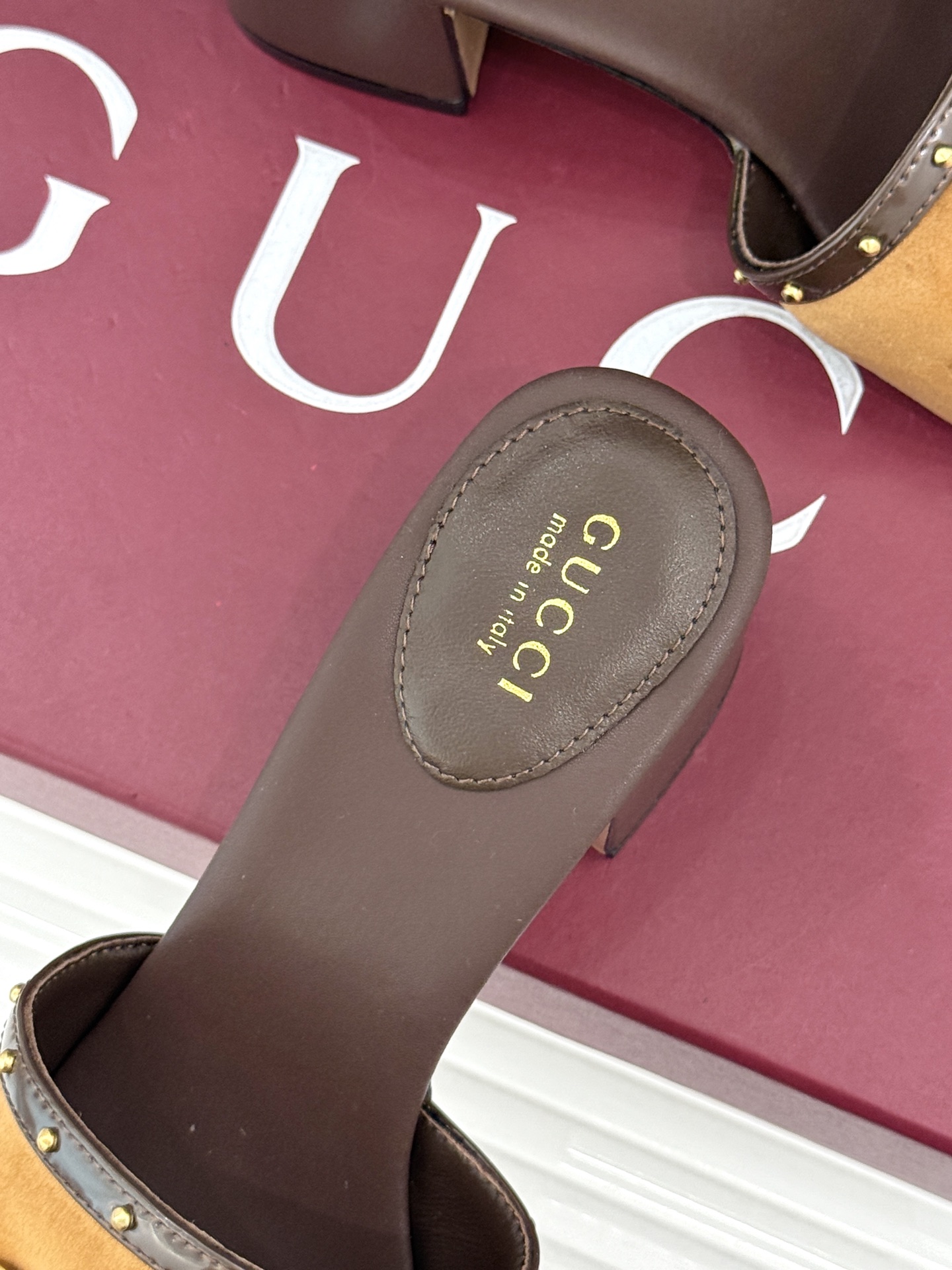 Gucci/古驰26WF新品马衔扣 饰铆钉老花一字带粗跟拖鞋 典藏GG老花铺陈鞋面 铆钉点缀一字带 马衔扣镌刻复古底蕴 Gucci/古驰26WF新品马衔扣 饰铆钉老花一字带粗跟拖鞋 典藏GG老花铺陈鞋面 铆钉点缀一字带 马衔扣镌刻复古底蕴
