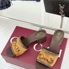 Gucci/古驰26WF新品马衔扣 饰铆钉老花一字带粗跟拖鞋 典藏GG老花铺陈鞋面 铆钉点缀一字带 马衔扣镌刻复古底蕴 Gucci/古驰26WF新品马衔扣 饰铆钉老花一字带粗跟拖鞋 典藏GG老花铺陈鞋面 铆钉点缀一字带 马衔扣镌刻复古底蕴