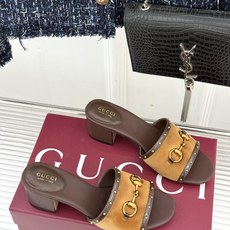 Gucci/古驰26WF新品马衔扣 饰铆钉老花一字带粗跟拖鞋 典藏GG老花铺陈鞋面 铆钉点缀一字带 马衔扣镌刻复古底蕴 Gucci/古驰26WF新品马衔扣 饰铆钉老花一字带粗跟拖鞋 典藏GG老花铺陈鞋面 铆钉点缀一字带 马衔扣镌刻复古底蕴