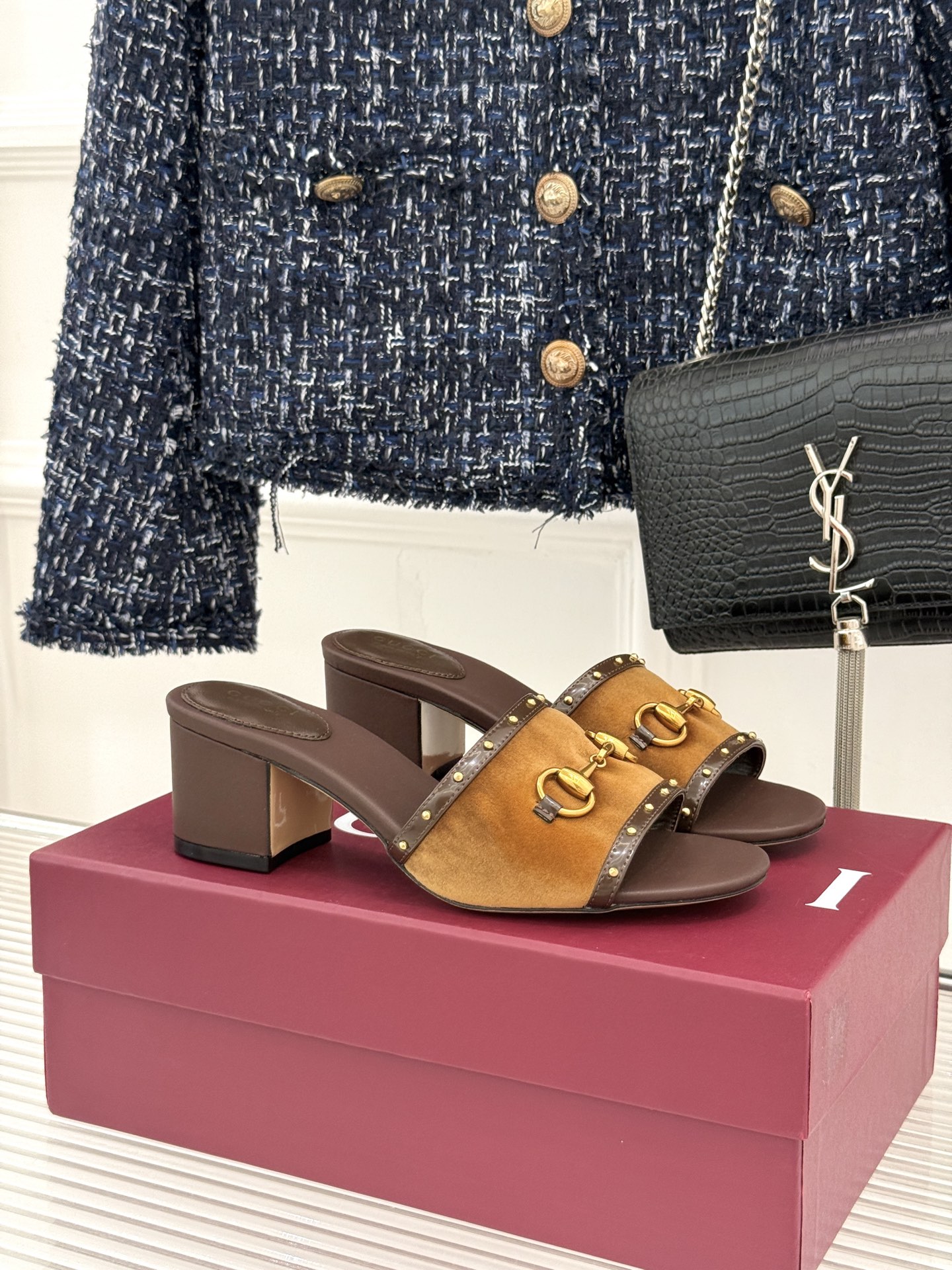 NO:957887,Gucci/Gucci 26WF new horsebit buckle, riveted presbyopic one-strap thick heel slippers, collection of GG presbyopic uppers, rivets embellished one-strap, horsebit engraved with retro heritage, thick heel that is stable and heightening, Italian sheepskin foot pads are skin-friendly, retro accent atmosphere directly fills the air, casual and comfortable with jeans, elegant temperament with skirts, easy to control on daily commuting, niche and not easy to clash with others.  The ingenuity of big brands is hidden in every detail. It is durable and wearable and can withstand the test of time. Gucci is a must-have for girls. It is a treasure item for autumn and winter shoe cabinets!  The upper is made of original customized material, the inner pads are all sheepskin, and the genuine leather outsole imported from Italy Size35-39 (customized 40/41/42) No. 89120260803, slippers, gucci, gucci, slippers, skirts, sheepskin, Leather soles19860909Gucci/古驰26WF新品马衔扣 饰铆钉老花一字带粗跟拖鞋 典藏GG老花铺陈鞋面 铆钉点缀一字带 马衔扣镌刻复古底蕴 粗跟稳妥又增高 意式羊皮垫脚亲肤 复古腔调氛围感直接拉满 搭牛仔随性自在 配裙装尽显优雅气质 日常通勤出街轻松驾驭 小众不易与人撞款 大牌匠心藏于每处细节 耐看实穿经得住时间考验 古驰女孩必入款 秋冬鞋柜宝藏单品！ 鞋面采用原版定制材质 内里垫脚均为羊皮 意大利进口真皮大底 Size35-39（40/41/42定制） 编号89120260803,拖鞋,gucci,gucci,slippers,skirts,sheepskin,Leather soles,Women's Shoes