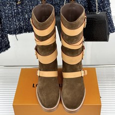 L*V驴家26WF秋冬新品皮带扣 波西米亚风骑士靴 皮带扣缀饰复古靴身 波西米亚风情融于肌理 牛皮质感醇厚细腻 骑士靴型 L*V驴家26WF秋冬新品皮带扣 波西米亚风骑士靴 皮带扣缀饰复古靴身 波西米亚风情融于肌理 牛皮质感醇厚细腻 骑士靴型
