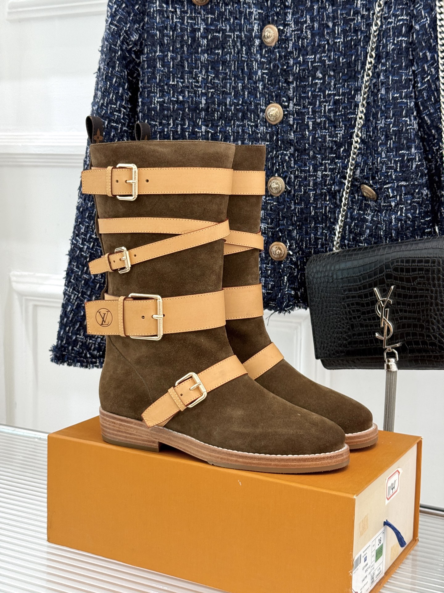 NO:957883,L*V donkey home 26WF new autumn and winter belt buckle Bohemian style knight boots Belt buckle embellished retro boot body Bohemian style blends into the texture The cowhide leather is mellow and delicate The knight boots have a neat shape that shows long legs, and the upper feet are full of sassy aura. Paired with long skirts, it exudes a romantic atmosphere. Paired with jeans, it is more casual and attitude. It is easy to control in daily scenes. The niche design is difficult to stand out from others. You will not feel tired after wearing it for a long time. A must-have treasure boot for autumn and winter shoe cabinets.  The ingenuity of big brands is hidden in every detail. A must-have boot for cool girls. Diverse styles are easy to choose. It has a retro charm as you go through time. You will definitely not step into trouble if you close your eyes!  The upper is made of original customized material, the inner foot pads are all sheepskin, the genuine leather outsole imported from Italy Size35-39 (customized 40/41) No. 83620260803, boots, louis vuitton, louis vuitton, boots, skirts, cowhide, sheepskin, Leather soles19860909L*V驴家26WF秋冬新品皮带扣 波西米亚风骑士靴 皮带扣缀饰复古靴身 波西米亚风情融于肌理 牛皮质感醇厚细腻 骑士靴型利落显腿长 上脚飒爽气场全开 搭长裙漫溢浪漫氛围感 配牛仔随性更有态度 日常场景轻松驾驭 小众设计很难与人撞款 久穿整日也不觉累 秋冬鞋柜必备宝藏靴款 大牌匠心藏于每处细节 酷飒女孩必入神靴 多元风格轻松拿捏 越穿越有复古韵味 闭眼入绝对不踩雷！ 鞋面采用原版定制材质 内里垫脚均为羊皮 意大利进口真皮大底 Size35-39（40/41定制） 编号83620260803,靴子,louis vuitton,louis vuitton,boots,skirts,cowhide,sheepskin,Leather soles,Women's Shoes