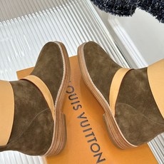 L*V驴家26WF秋冬新品皮带扣 波西米亚风骑士靴 皮带扣缀饰复古靴身 波西米亚风情融于肌理 牛皮质感醇厚细腻 骑士靴型 L*V驴家26WF秋冬新品皮带扣 波西米亚风骑士靴 皮带扣缀饰复古靴身 波西米亚风情融于肌理 牛皮质感醇厚细腻 骑士靴型