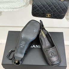 CHANE*|小香26B新品双C 拼色复古方头猫跟单鞋 双C徽标尽显精致质感 复古圆头柔化脚型线条 猫跟稳妥好走不累脚 CHANE*|小香26B新品双C 拼色复古方头猫跟单鞋 双C徽标尽显精致质感 复古圆头柔化脚型线条 猫跟稳妥好走不累脚
