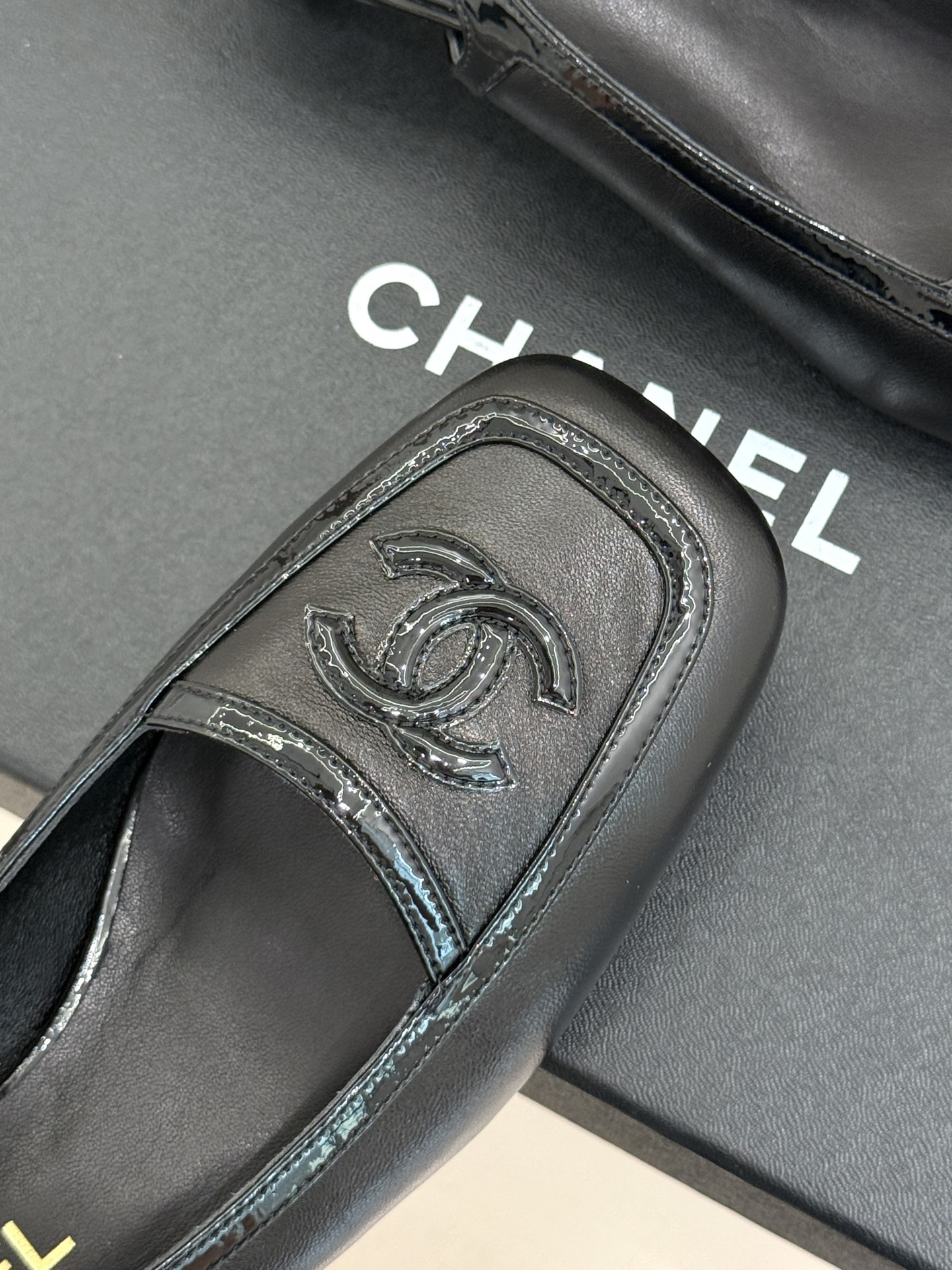 CHANE*|小香26B新品双C 拼色复古方头猫跟单鞋 双C徽标尽显精致质感 复古圆头柔化脚型线条 猫跟稳妥好走不累脚 CHANE*|小香26B新品双C 拼色复古方头猫跟单鞋 双C徽标尽显精致质感 复古圆头柔化脚型线条 猫跟稳妥好走不累脚