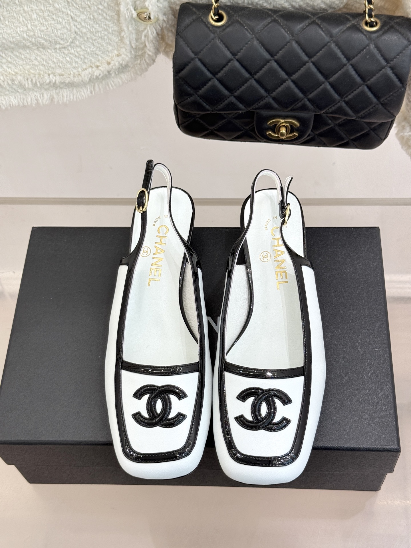 CHANE*|小香26B新品双C 拼色复古方头猫跟单鞋 双C徽标尽显精致质感 复古圆头柔化脚型线条 猫跟稳妥好走不累脚 CHANE*|小香26B新品双C 拼色复古方头猫跟单鞋 双C徽标尽显精致质感 复古圆头柔化脚型线条 猫跟稳妥好走不累脚