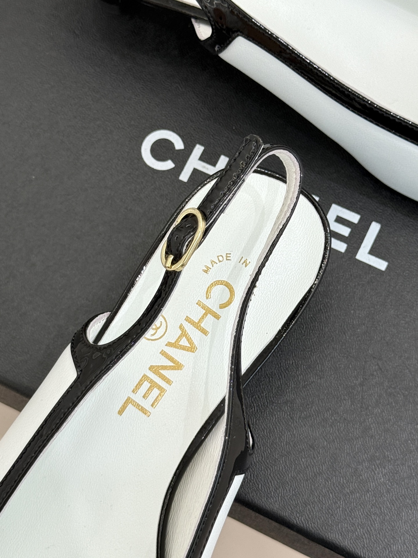 CHANE*|小香26B新品双C 拼色复古方头猫跟单鞋 双C徽标尽显精致质感 复古圆头柔化脚型线条 猫跟稳妥好走不累脚 CHANE*|小香26B新品双C 拼色复古方头猫跟单鞋 双C徽标尽显精致质感 复古圆头柔化脚型线条 猫跟稳妥好走不累脚
