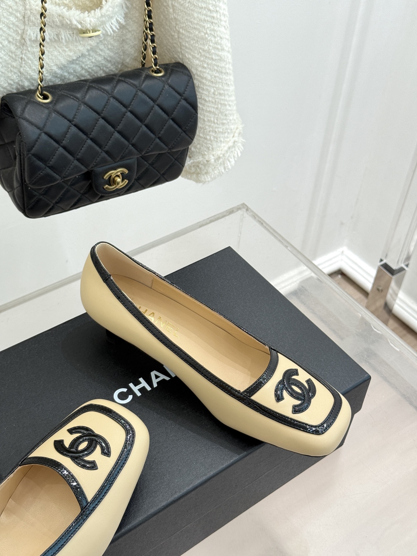 CHANE*｜小香26B新品双C 拼色复古方头猫跟单鞋 双C徽标尽显精致质感 复古圆头柔化脚型线条 猫跟稳妥好走不累脚 