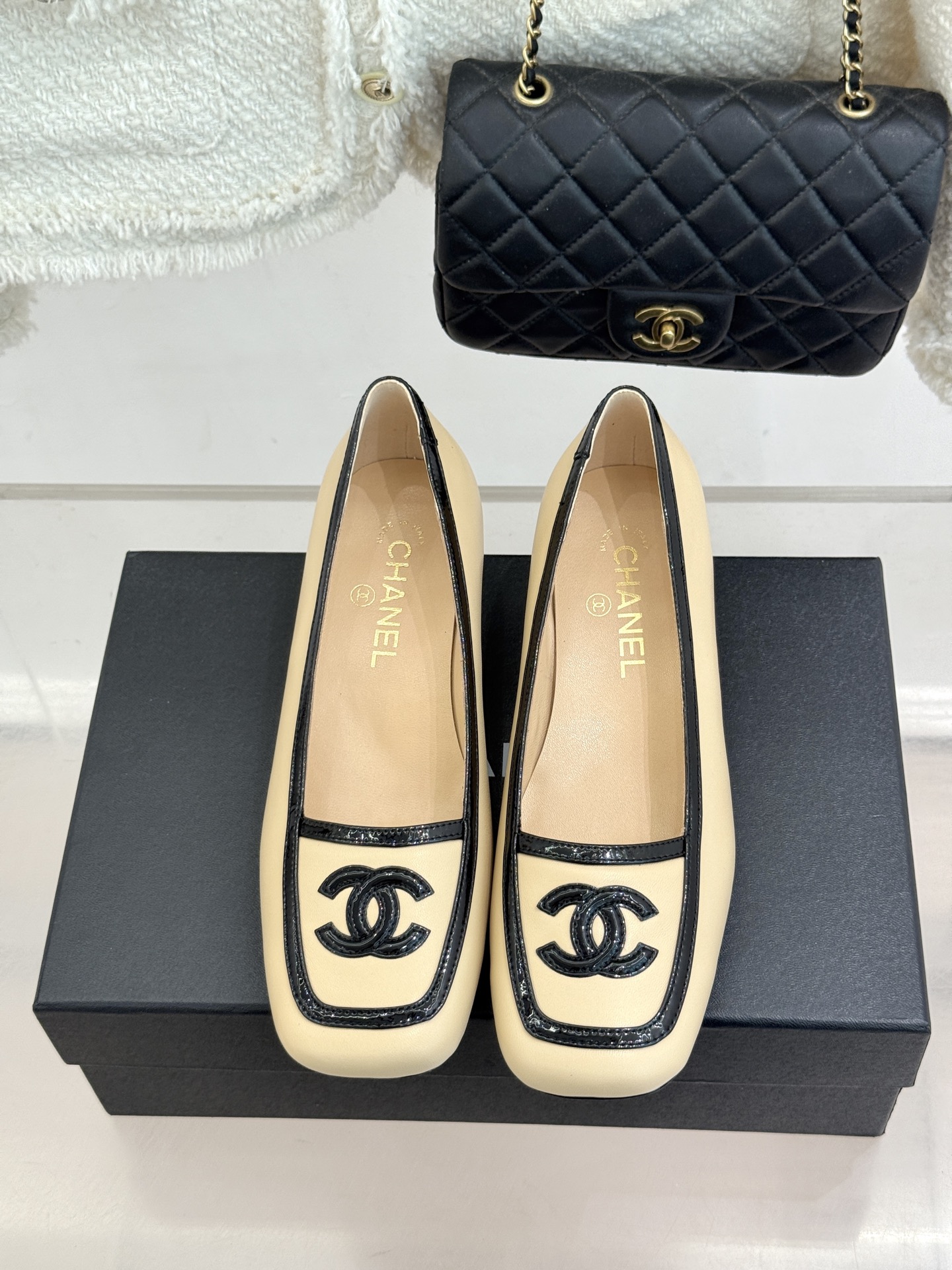 CHANE*｜小香26B新品双C 拼色复古方头猫跟单鞋 双C徽标尽显精致质感 复古圆头柔化脚型线条 猫跟稳妥好走不累脚 
