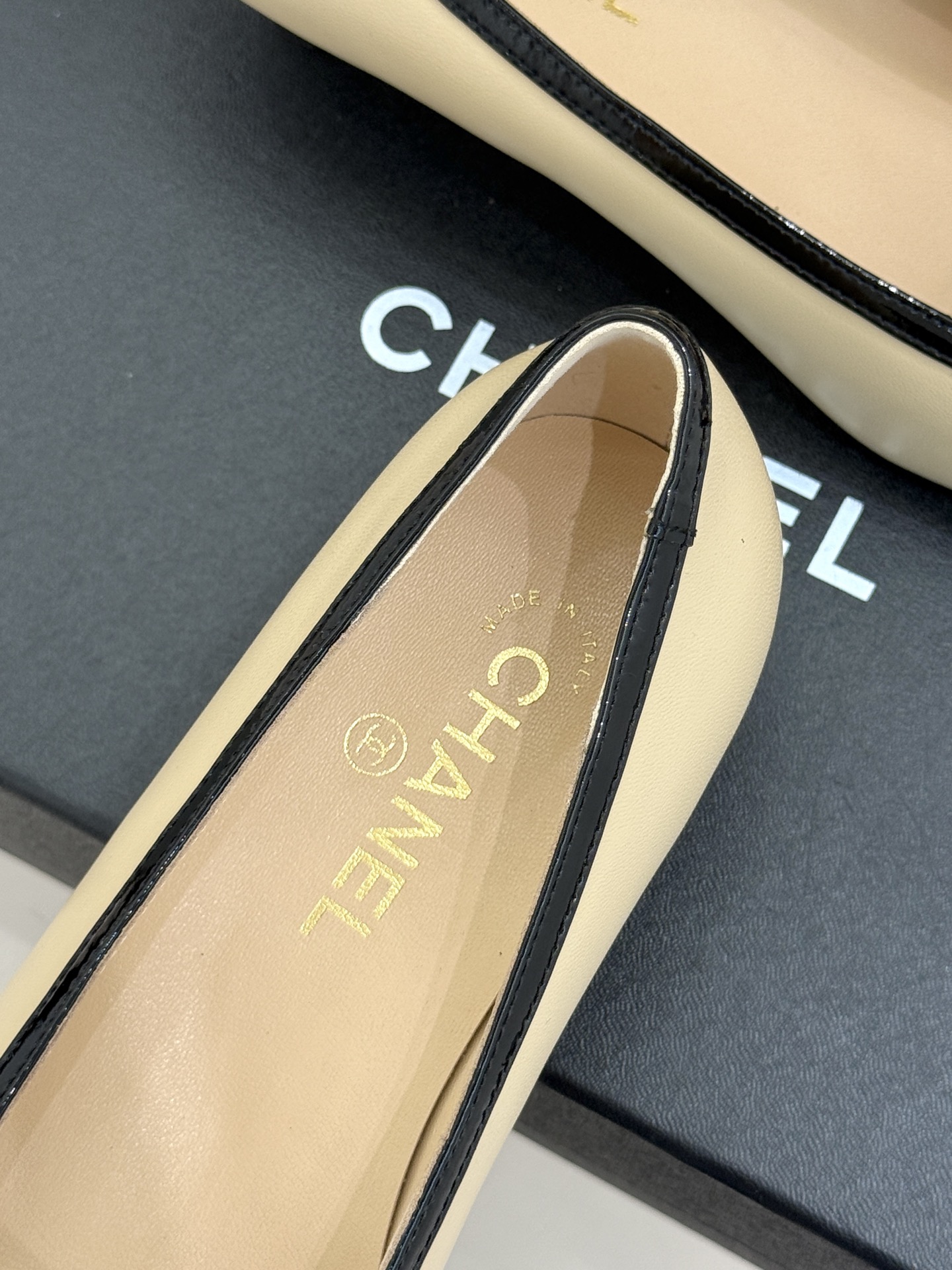 CHANE*｜小香26B新品双C 拼色复古方头猫跟单鞋 双C徽标尽显精致质感 复古圆头柔化脚型线条 猫跟稳妥好走不累脚 