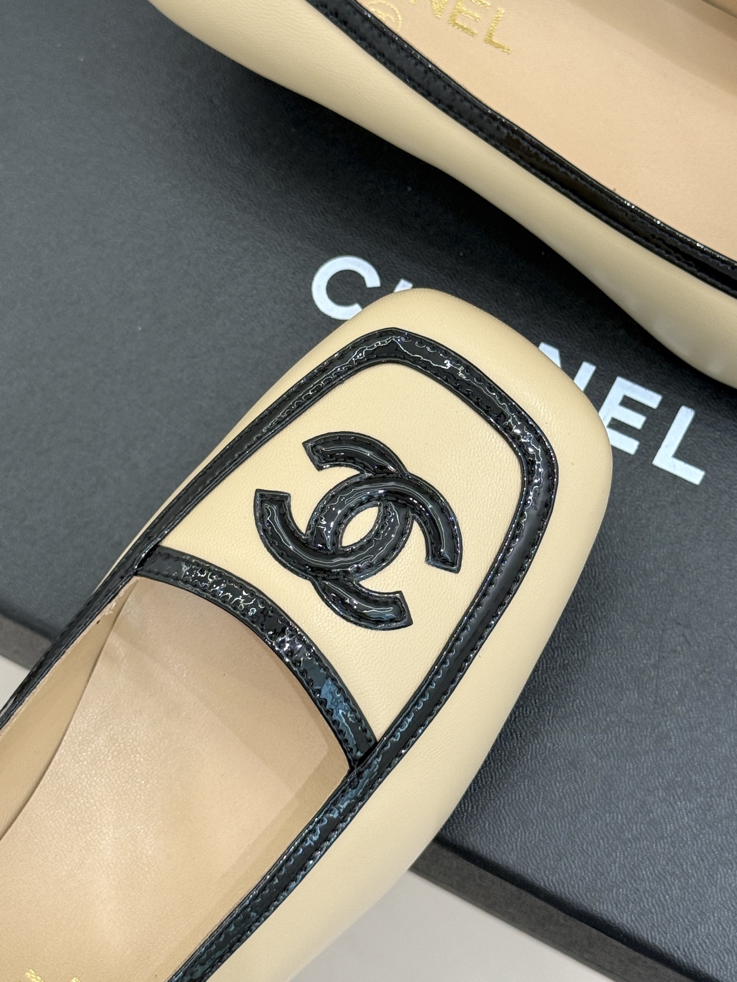 CHANE*｜小香26B新品双C 拼色复古方头猫跟单鞋 双C徽标尽显精致质感 复古圆头柔化脚型线条 猫跟稳妥好走不累脚 