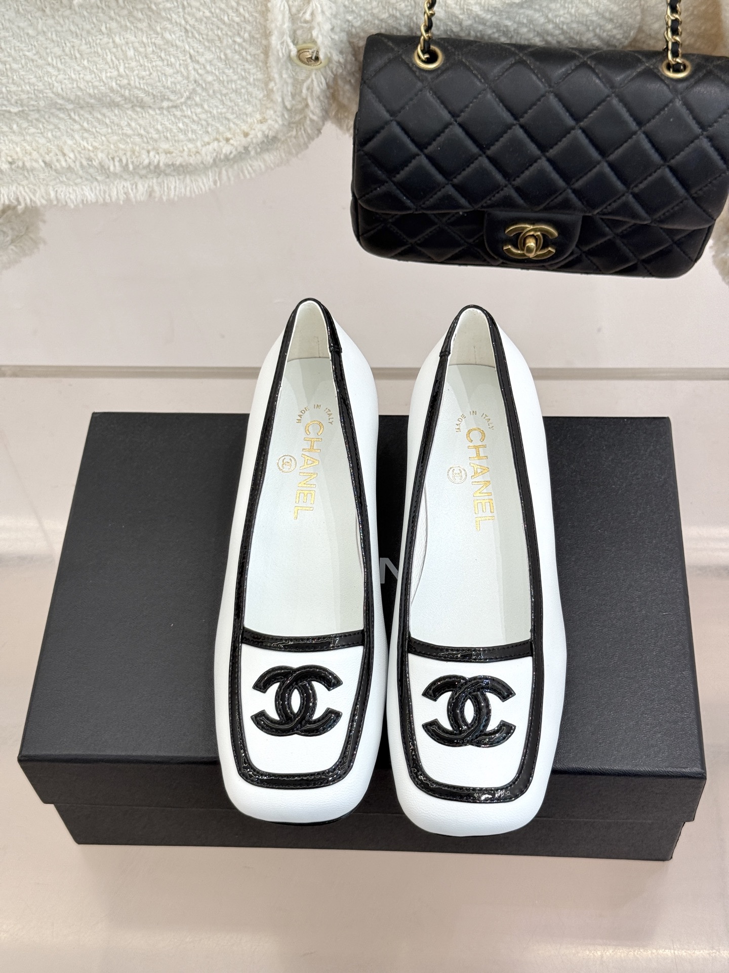 CHANE*|小香26B新品双C 拼色复古方头猫跟单鞋 双C徽标尽显精致质感 复古圆头柔化脚型线条 猫跟稳妥好走不累脚 CHANE*|小香26B新品双C 拼色复古方头猫跟单鞋 双C徽标尽显精致质感 复古圆头柔化脚型线条 猫跟稳妥好走不累脚