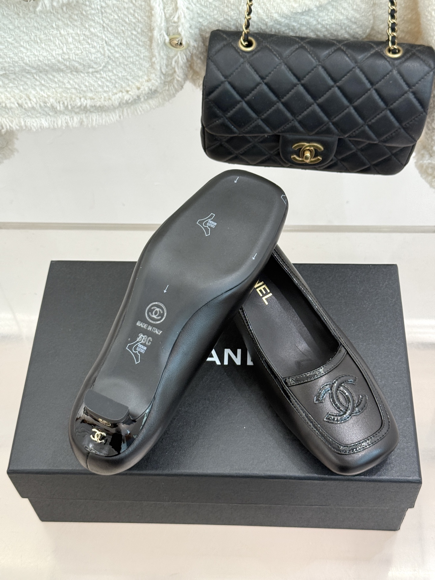 CHANE*｜小香26B新品双C 拼色复古方头猫跟单鞋 双C徽标尽显精致质感 复古圆头柔化脚型线条 猫跟稳妥好走不累脚 