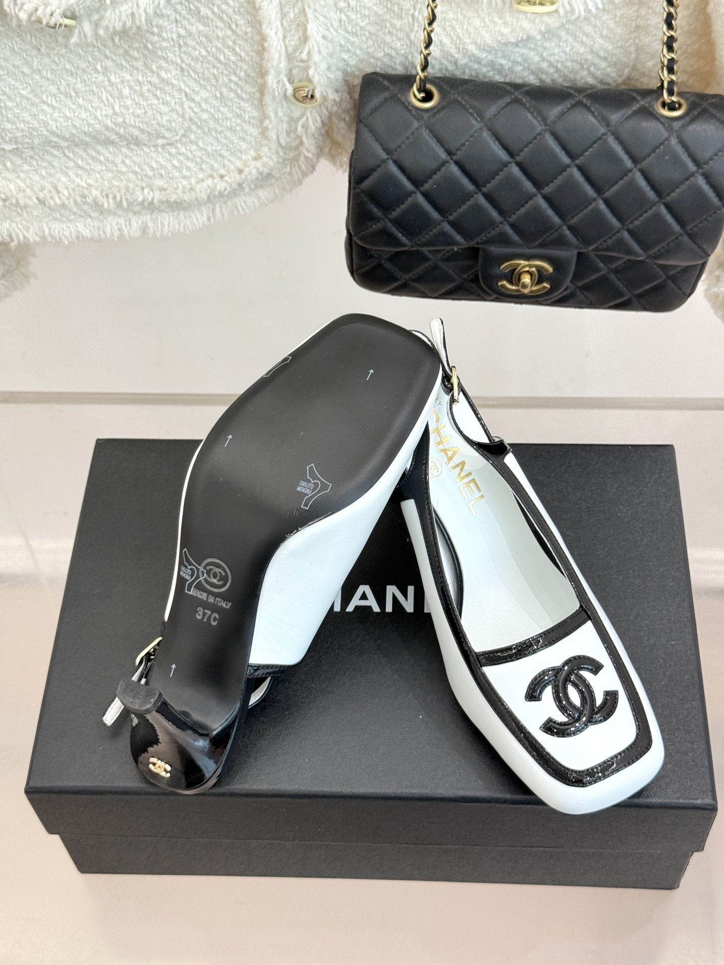 CHANE*|小香26B新品双C 拼色复古方头粗跟高跟鞋 双C徽标尽显精致质感 复古圆头柔化脚型线条 粗跟稳妥好走不累脚 CHANE*|小香26B新品双C 拼色复古方头粗跟高跟鞋 双C徽标尽显精致质感 复古圆头柔化脚型线条 粗跟稳妥好走不累脚
