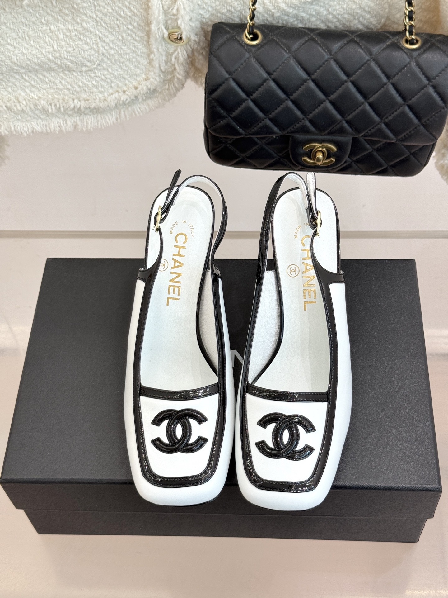 CHANE*|小香26B新品双C 拼色复古方头粗跟高跟鞋 双C徽标尽显精致质感 复古圆头柔化脚型线条 粗跟稳妥好走不累脚 CHANE*|小香26B新品双C 拼色复古方头粗跟高跟鞋 双C徽标尽显精致质感 复古圆头柔化脚型线条 粗跟稳妥好走不累脚