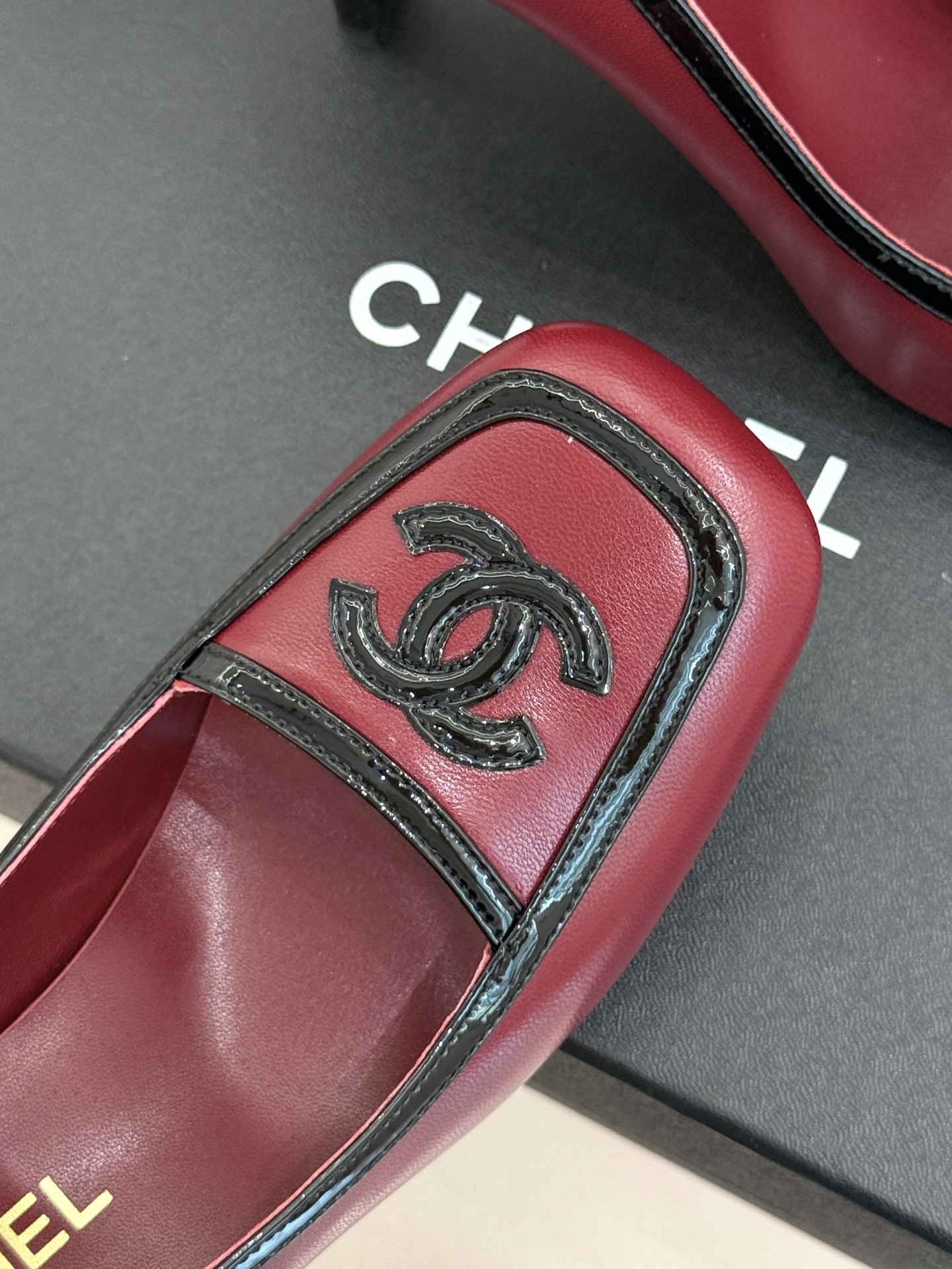 CHANE*|小香26B新品双C 拼色复古方头粗跟高跟鞋 双C徽标尽显精致质感 复古圆头柔化脚型线条 粗跟稳妥好走不累脚 CHANE*|小香26B新品双C 拼色复古方头粗跟高跟鞋 双C徽标尽显精致质感 复古圆头柔化脚型线条 粗跟稳妥好走不累脚