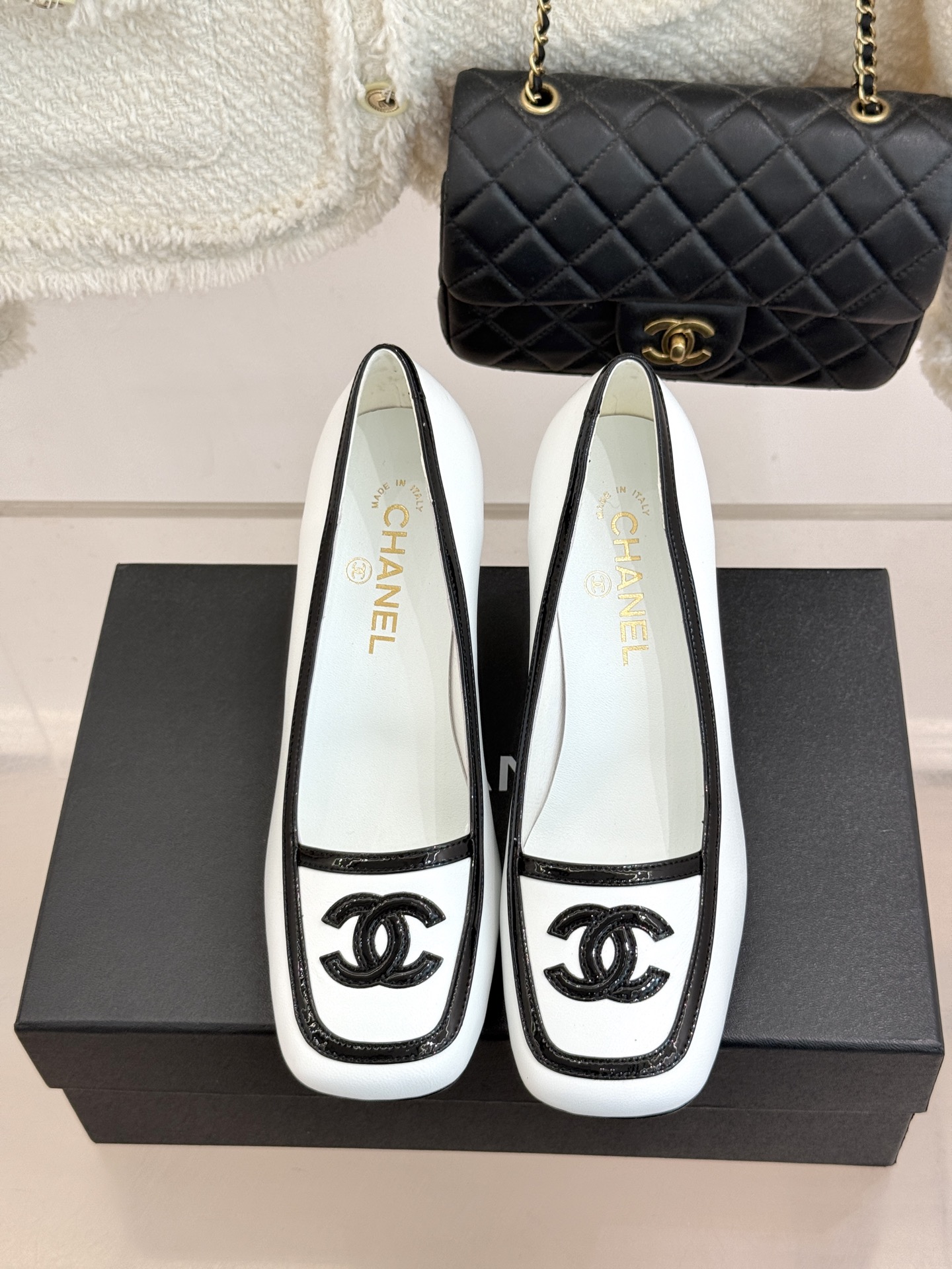 CHANE*|小香26B新品双C 拼色复古方头粗跟高跟鞋 双C徽标尽显精致质感 复古圆头柔化脚型线条 粗跟稳妥好走不累脚 CHANE*|小香26B新品双C 拼色复古方头粗跟高跟鞋 双C徽标尽显精致质感 复古圆头柔化脚型线条 粗跟稳妥好走不累脚