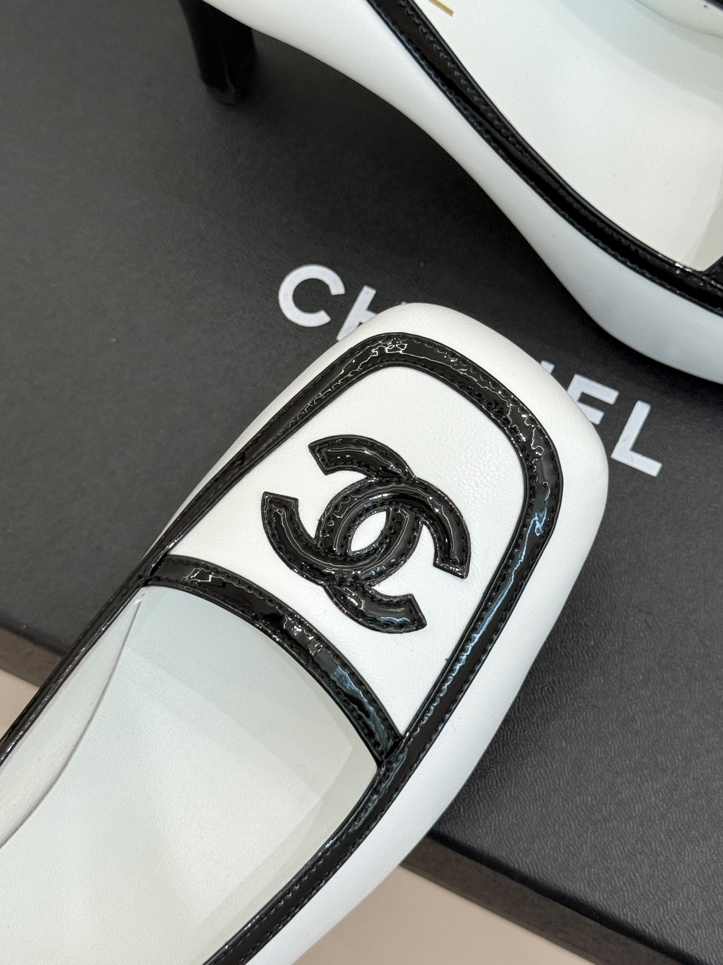 CHANE*|小香26B新品双C 拼色复古方头粗跟高跟鞋 双C徽标尽显精致质感 复古圆头柔化脚型线条 粗跟稳妥好走不累脚 CHANE*|小香26B新品双C 拼色复古方头粗跟高跟鞋 双C徽标尽显精致质感 复古圆头柔化脚型线条 粗跟稳妥好走不累脚