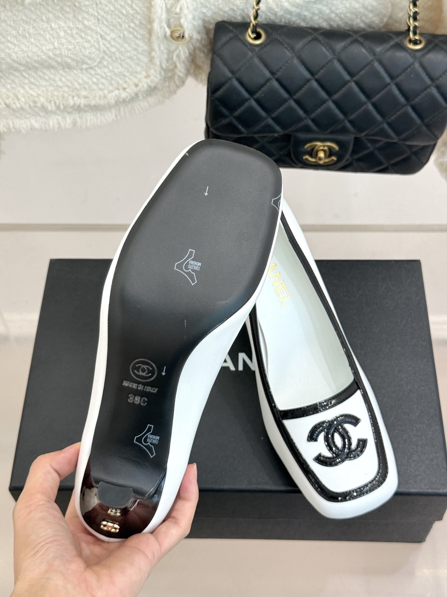 CHANE*|小香26B新品双C 拼色复古方头粗跟高跟鞋 双C徽标尽显精致质感 复古圆头柔化脚型线条 粗跟稳妥好走不累脚 CHANE*|小香26B新品双C 拼色复古方头粗跟高跟鞋 双C徽标尽显精致质感 复古圆头柔化脚型线条 粗跟稳妥好走不累脚