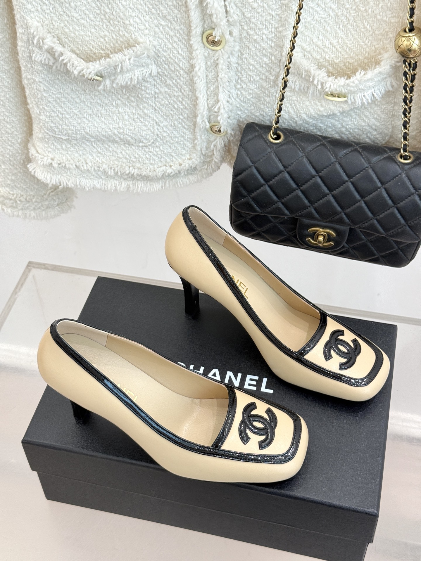 CHANE*|小香26B新品双C 拼色复古方头粗跟高跟鞋 双C徽标尽显精致质感 复古圆头柔化脚型线条 粗跟稳妥好走不累脚 CHANE*|小香26B新品双C 拼色复古方头粗跟高跟鞋 双C徽标尽显精致质感 复古圆头柔化脚型线条 粗跟稳妥好走不累脚